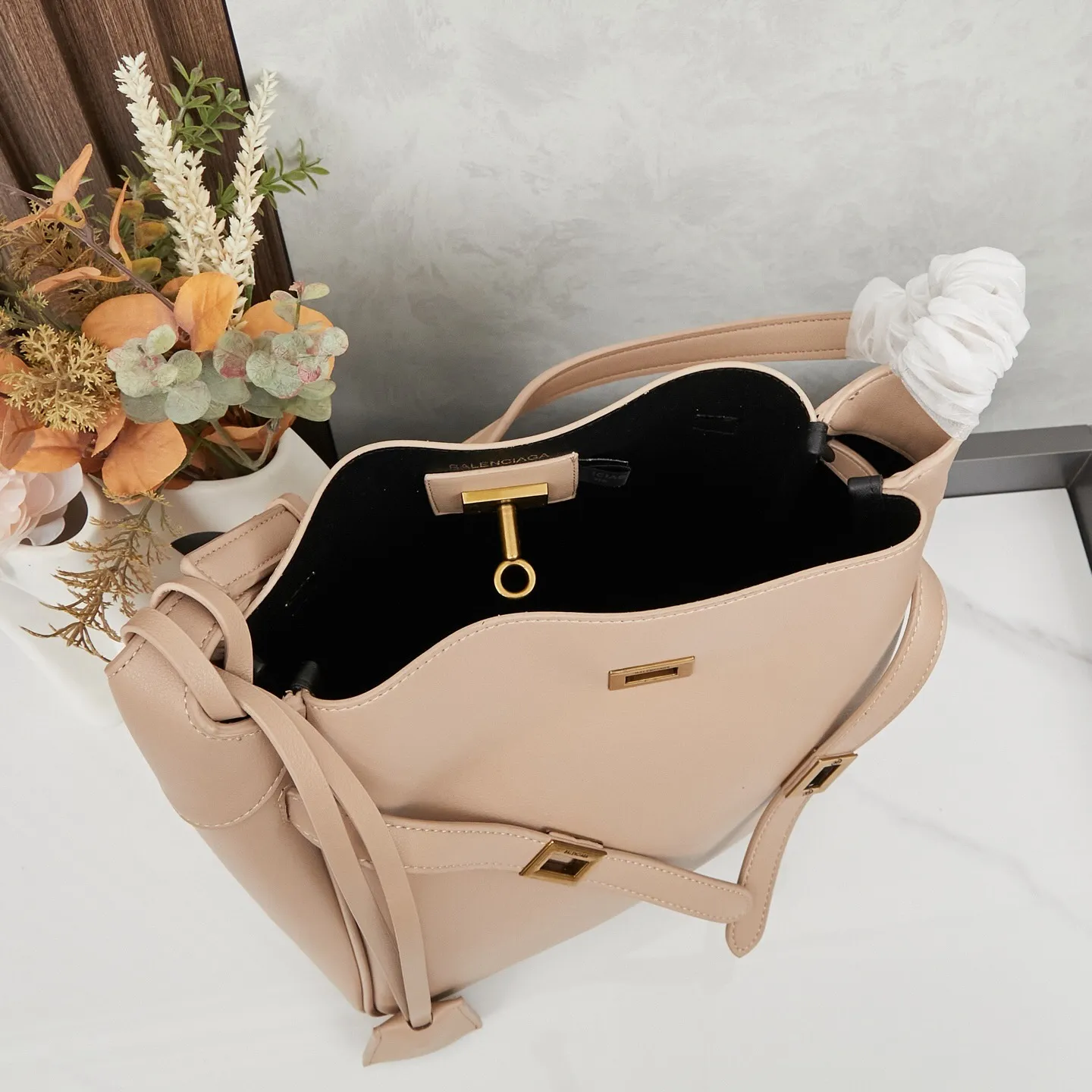 All Categories Official Website "Brand Women's Bags" Women's Bags 💙 BALENCIAGA 2025 Official Website New Balenciaga Crossbody Bag