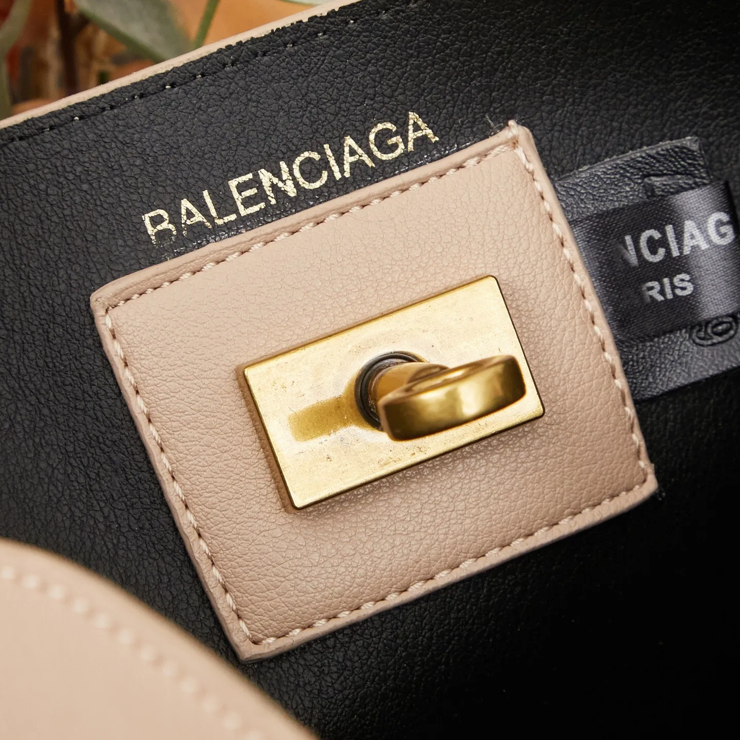 All Categories Official Website "Brand Women's Bags" Women's Bags 💙 BALENCIAGA 2025 Official Website New Balenciaga Crossbody Bag