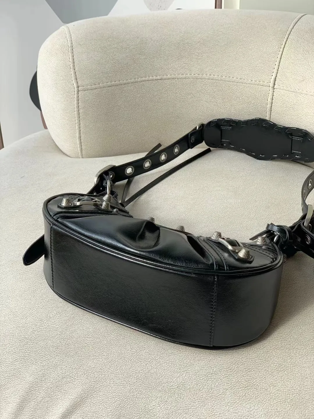 All categories Official website "Brand Women's Bags" Women's Bags 💙 BALENCIAGA Fine imitation BALENCIAGA, high imitation BALENCIAGA bag, BALENCIAGA crossbody bag, 2023 official latest version BALENCIAGA armpit bag, BALENCIAGA bag factory, recommended bag, size: 25-6-14C