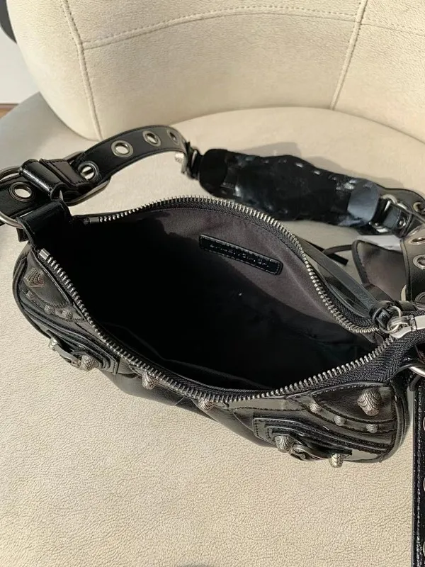 All categories Official website "Brand Women's Bags" Women's Bags 💙 BALENCIAGA Fine imitation BALENCIAGA, high imitation BALENCIAGA bag, BALENCIAGA crossbody bag, 2023 official latest version BALENCIAGA armpit bag, BALENCIAGA bag factory, recommended bag, size: 25-6-14C