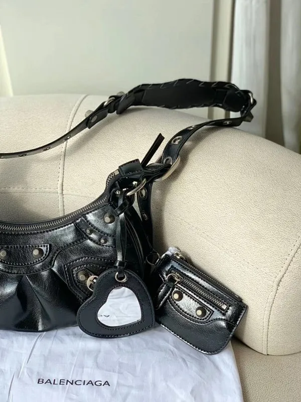 All categories Official website "Brand Women's Bags" Women's Bags 💙 BALENCIAGA Fine imitation BALENCIAGA, high imitation BALENCIAGA bag, BALENCIAGA crossbody bag, 2023 official latest version BALENCIAGA armpit bag, BALENCIAGA bag factory, recommended bag, size: 25-6-14C