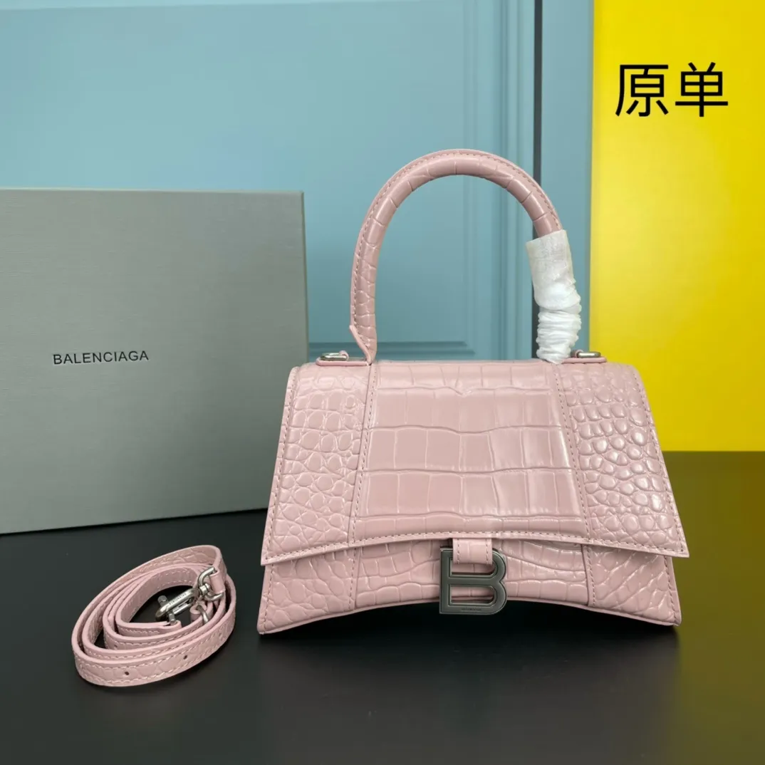 All categories Official website "Brand Women's Bags" Women's Bags 💙 BALENCIAGA 2022 Official New Balenciaga Hourglass Bag Wholesale Small size 58004300 Medium size 58004600 High quality Size: Small size 13-8-19CM Medium size 14-10-23