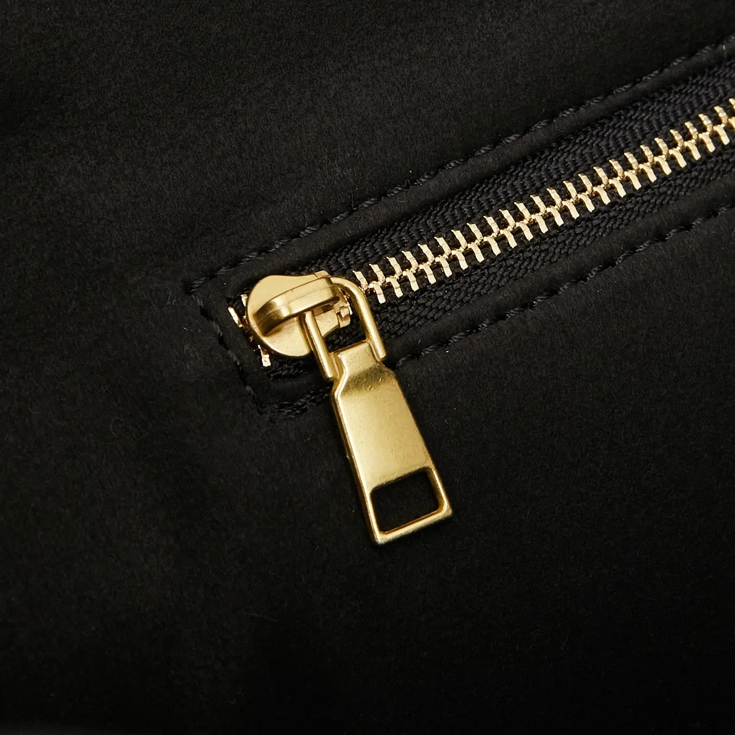All Categories Official Website "Brand Women's Bags" Women's Bags 💙 BALENCIAGA 2025 Official Website New Balenciaga Crossbody Bag