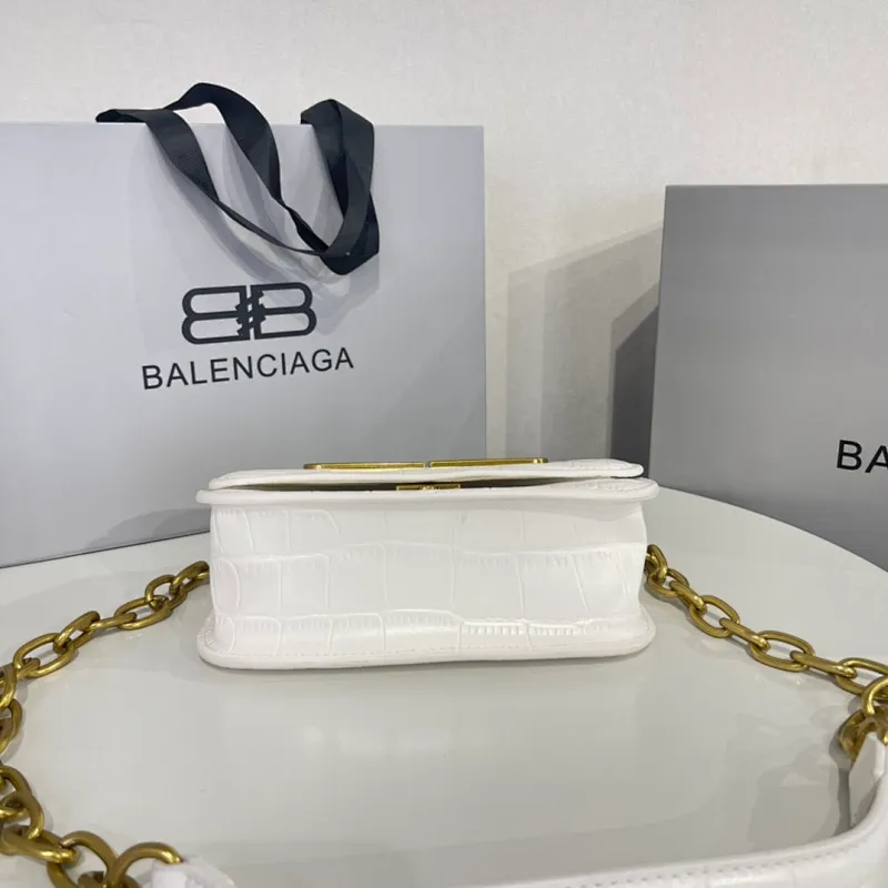 All categories Official website "Brand Women's Bags" Women's Bags 💙 BALENCIAGA 2022 Official New Balenciaga Crossbody Bag Wholesale 58001400 High Quality Size: 19-10-6.9CM