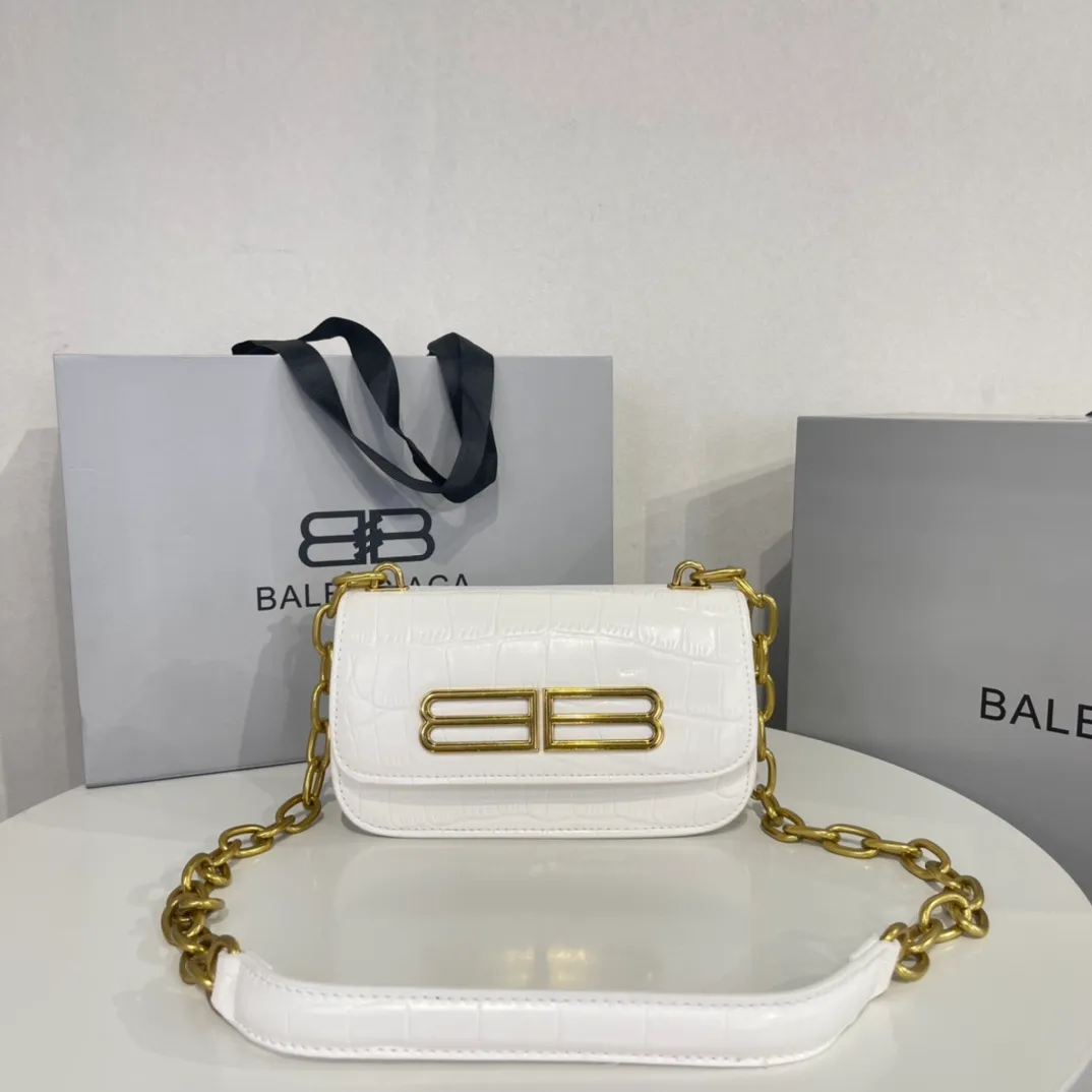 All categories Official website "Brand Women's Bags" Women's Bags 💙 BALENCIAGA 2022 Official New Balenciaga Crossbody Bag Wholesale 58001400 High Quality Size: 19-10-6.9CM