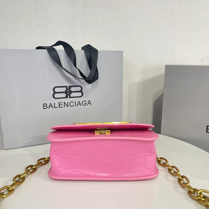 All categories Official website "Brand Women's Bags" Women's Bags 💙 BALENCIAGA 2022 Official New Balenciaga Crossbody Bag Wholesale 58001400 High Quality Size: 19-10-6.9CM