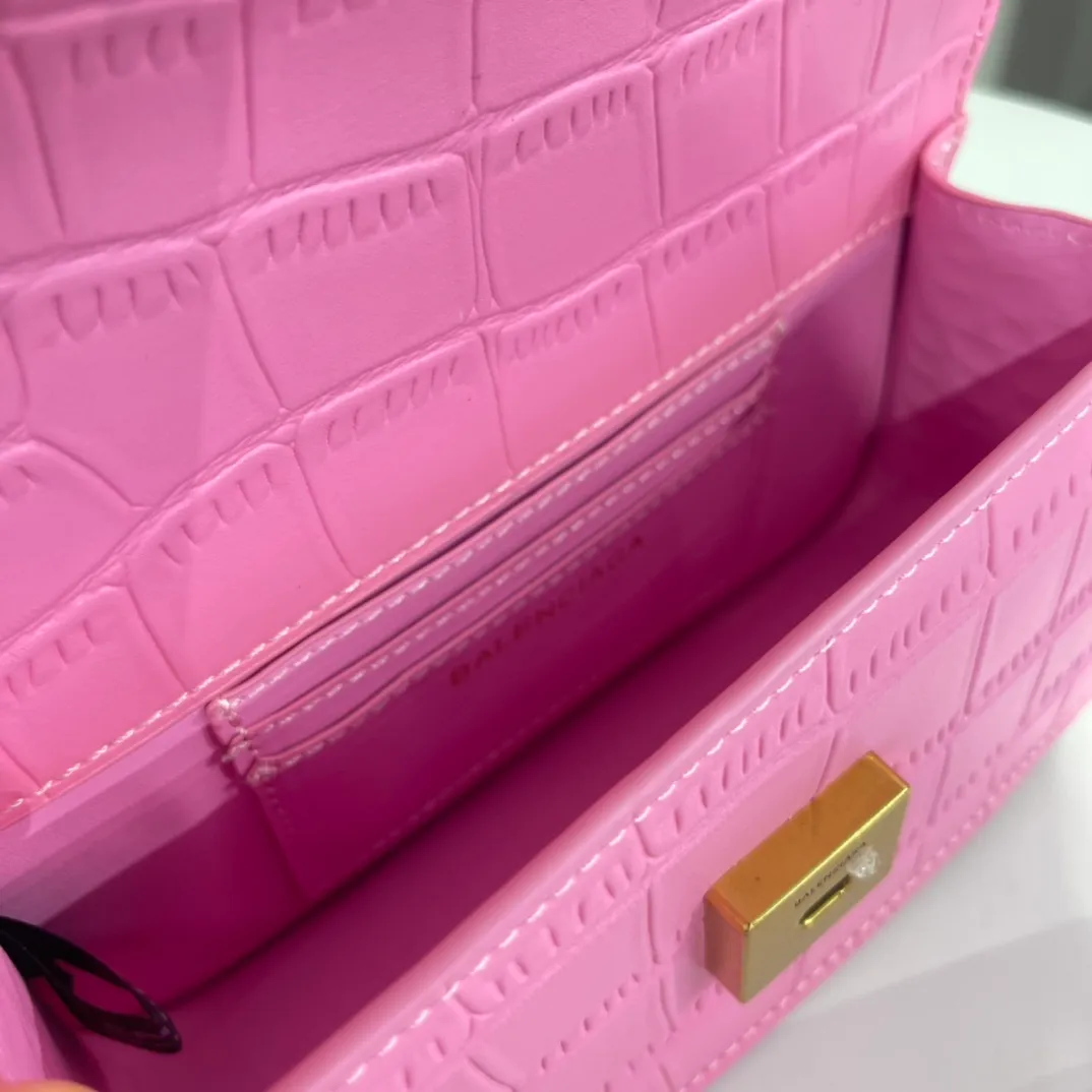 All categories Official website "Brand Women's Bags" Women's Bags 💙 BALENCIAGA 2022 Official New Balenciaga Crossbody Bag Wholesale 58001400 High Quality Size: 19-10-6.9CM