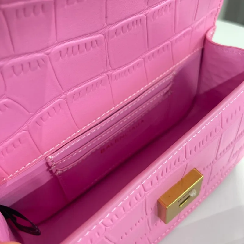 All categories Official website "Brand Women's Bags" Women's Bags 💙 BALENCIAGA 2022 Official New Balenciaga Crossbody Bag Wholesale 58001400 High Quality Size: 19-10-6.9CM