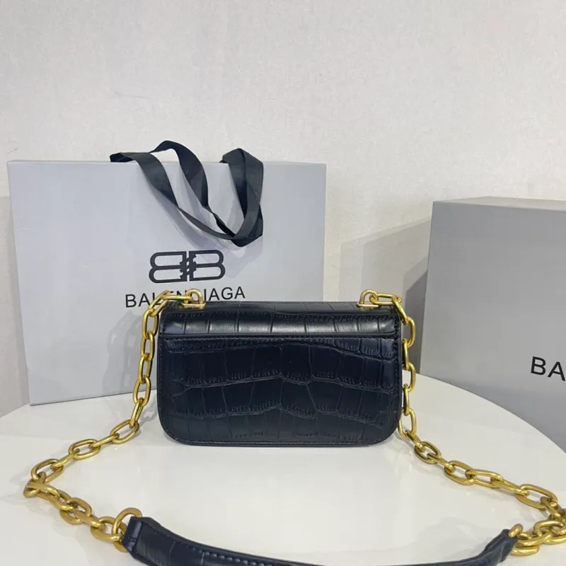 All categories Official website "Brand Women's Bags" Women's Bags 💙 BALENCIAGA 2022 Official New Balenciaga Crossbody Bag Wholesale 58001400 High Quality Size: 19-10-6.9CM