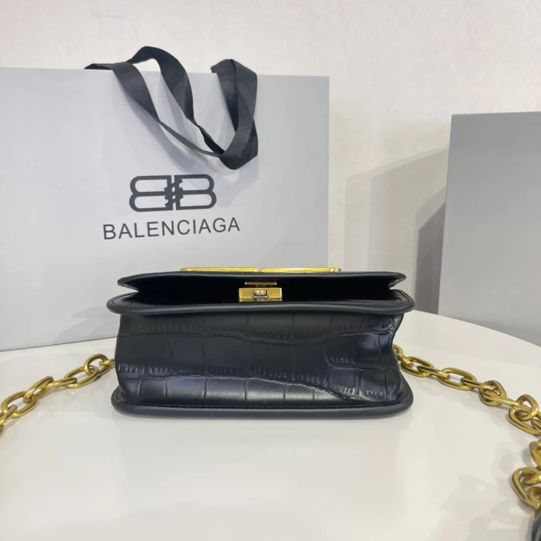 All categories Official website "Brand Women's Bags" Women's Bags 💙 BALENCIAGA 2022 Official New Balenciaga Crossbody Bag Wholesale 58001400 High Quality Size: 19-10-6.9CM
