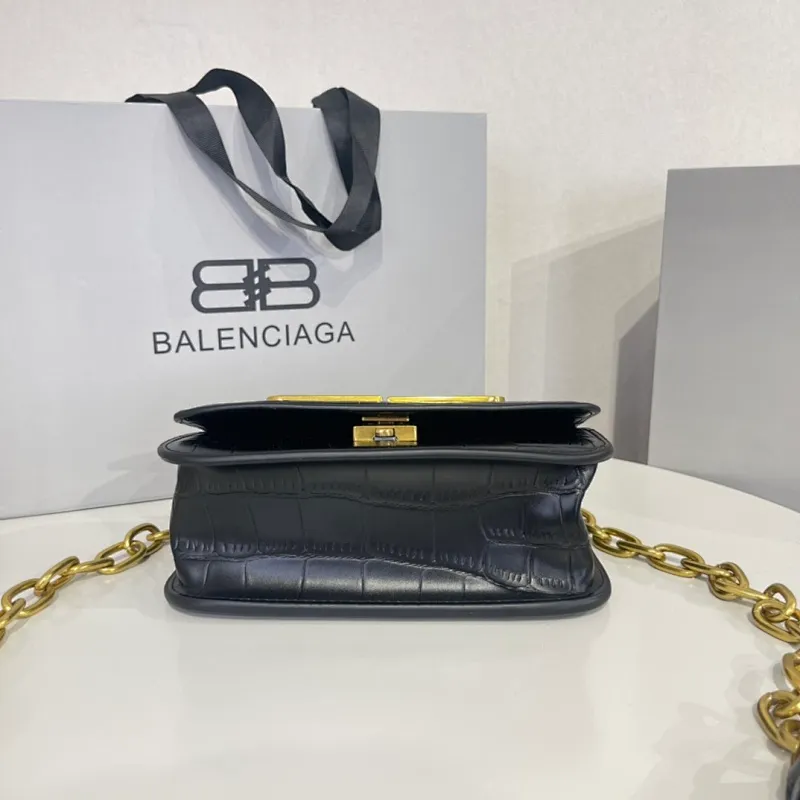 All categories Official website "Brand Women's Bags" Women's Bags 💙 BALENCIAGA 2022 Official New Balenciaga Crossbody Bag Wholesale 58001400 High Quality Size: 19-10-6.9CM