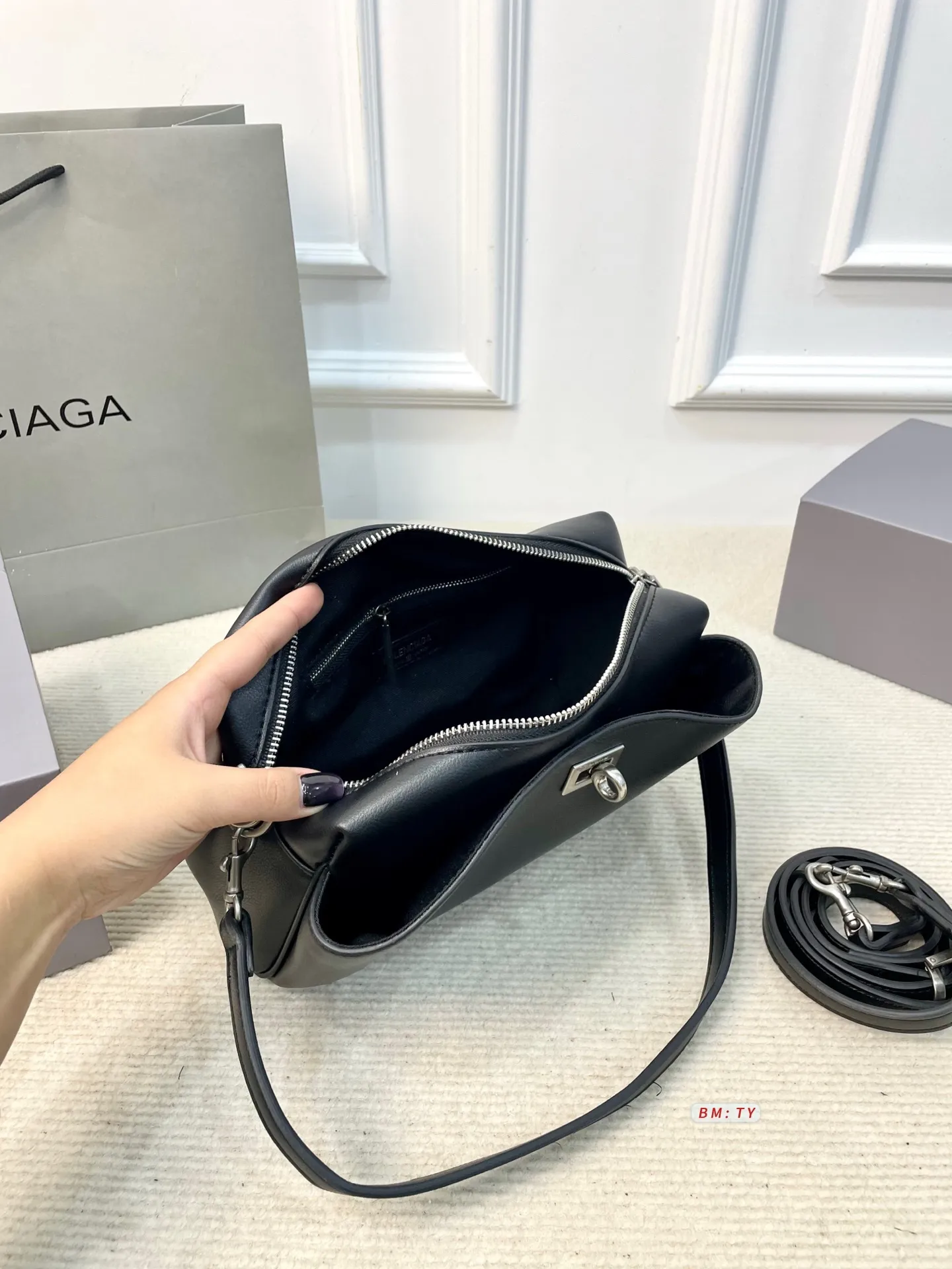 All Categories Official Website "Brand Women's Bags" Women's Bags 💙 BALENCIAGA 2025 New Balenciaga Crossbody Bag