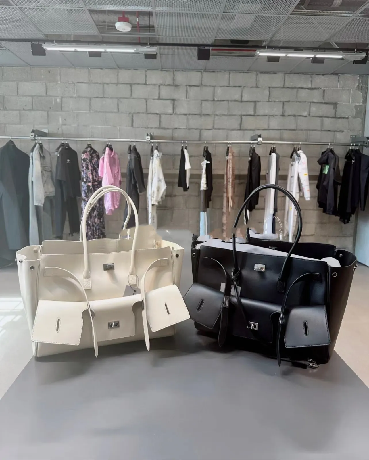 All categories Balenciaga Women's Bags (Balenciaga) Balenciaga 2528