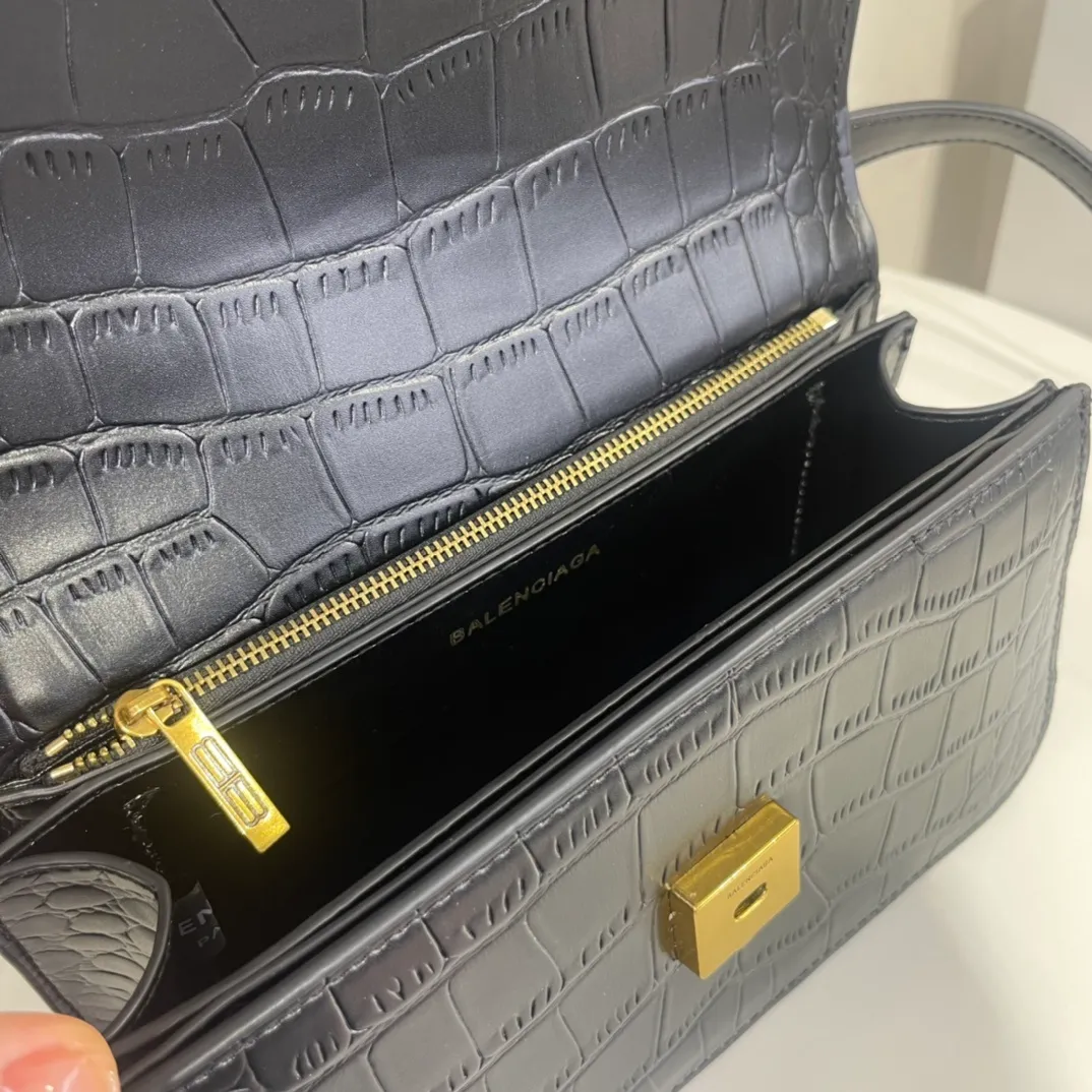 All categories Official website "Brand Women's Bags" Women's Bags 💙 BALENCIAGA 2022 Official New Balenciaga Crossbody Bag Wholesale 58001550 High Quality Size: 23.5-12.4-10.4CM