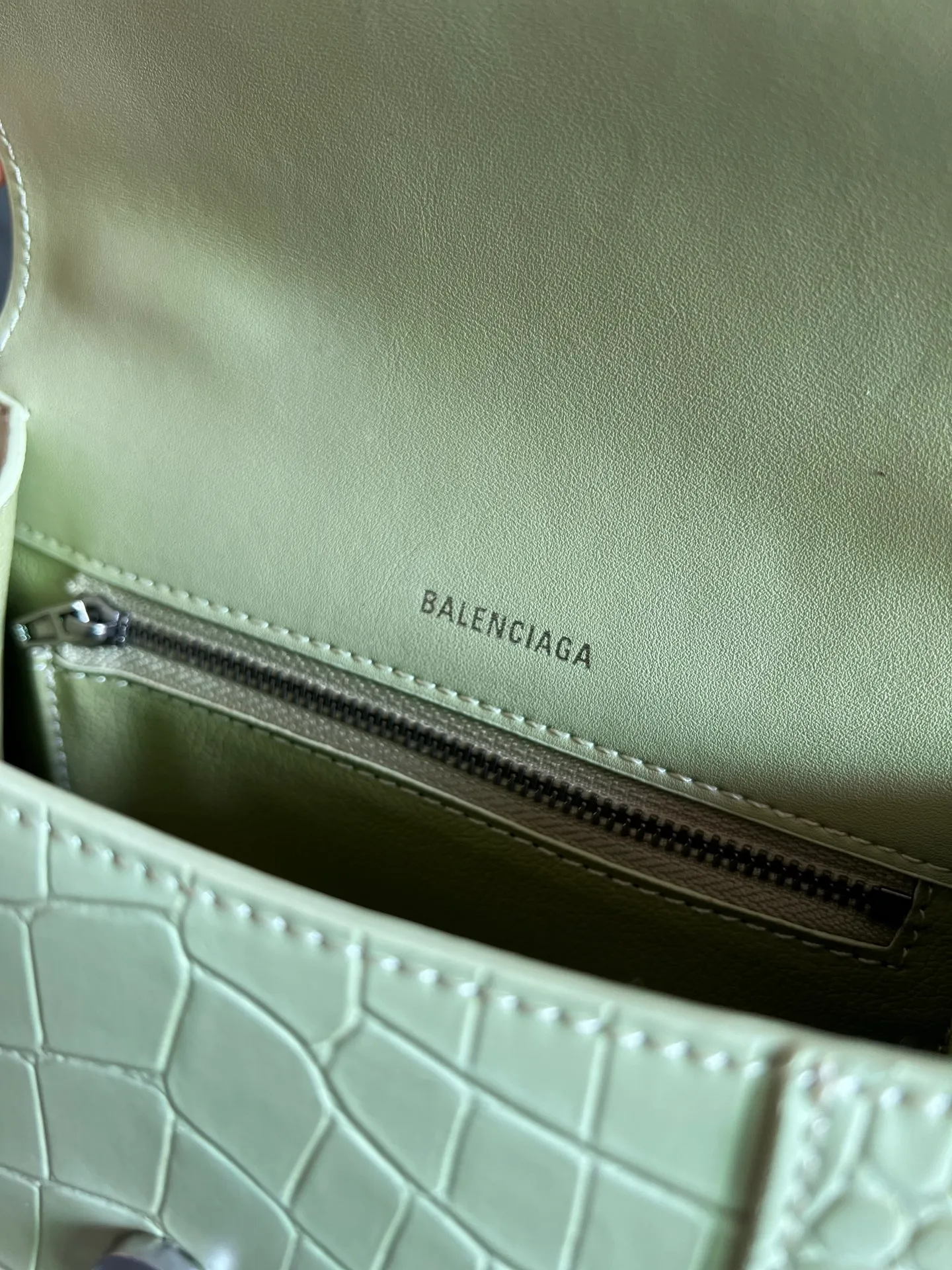 All Categories Official Website "Brand Women's Bags" Women's Bags 💙 BALENCIAGA 2026 New BALENCIAGA Crocodile Pattern Buckle Hourglass Bag