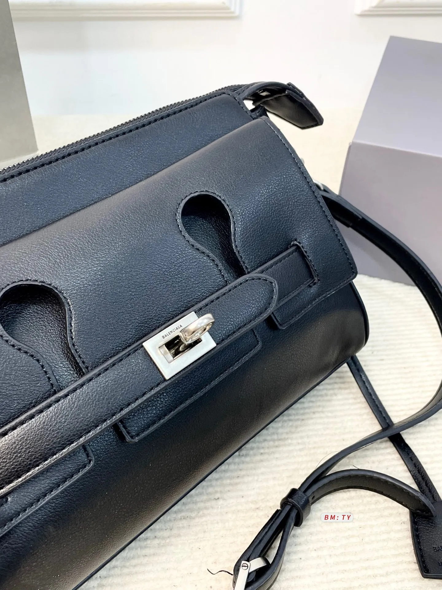 All Categories Official Website "Brand Women's Bags" Women's Bags 💙 BALENCIAGA 2025 New Balenciaga Crossbody Bag