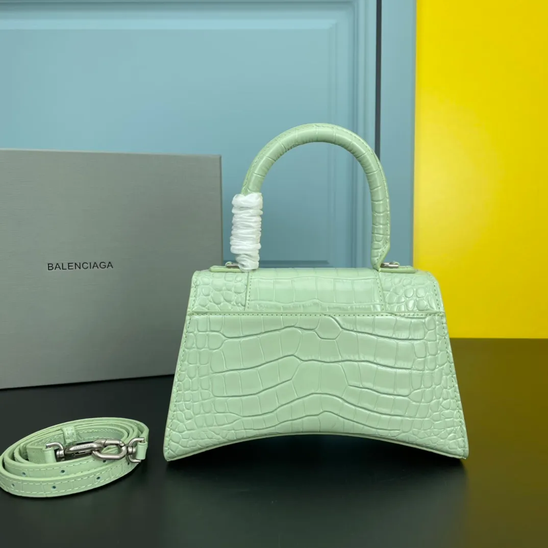 All categories Official website "Brand Women's Bags" Women's Bags 💙 BALENCIAGA 2022 Official New Balenciaga Hourglass Bag Wholesale Small size 58004300 Medium size 58004600 High quality Size: Small size 13-8-19CM Medium size 14-10-23