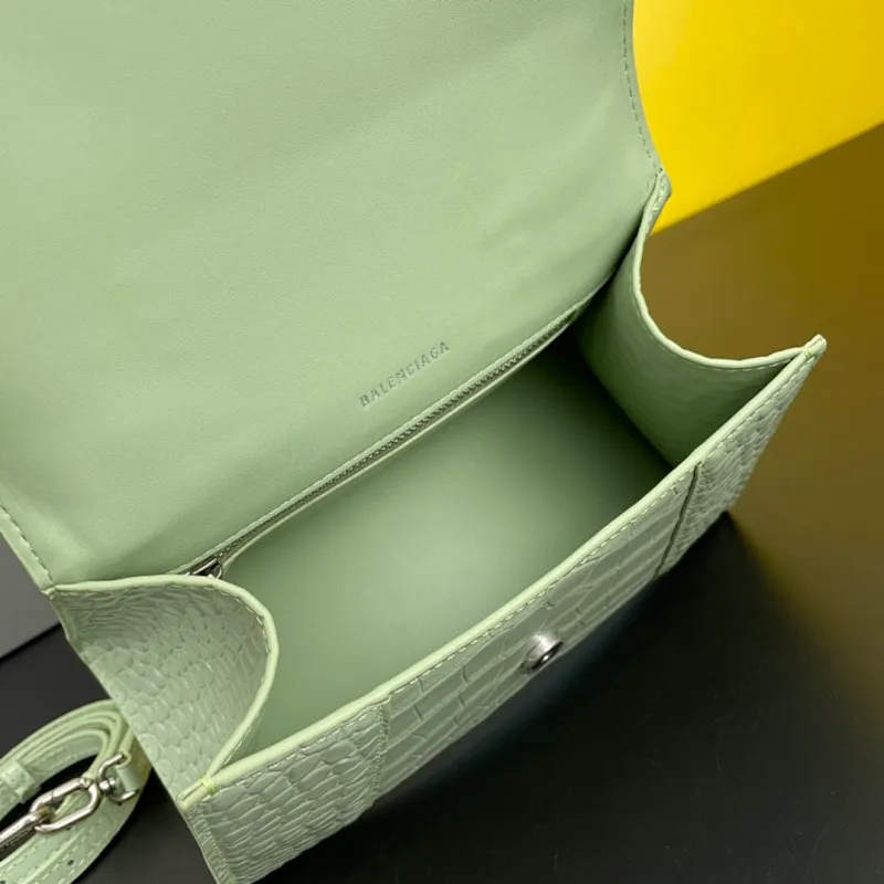 All categories Official website "Brand Women's Bags" Women's Bags 💙 BALENCIAGA 2022 Official New Balenciaga Hourglass Bag Wholesale Small size 58004300 Medium size 58004600 High quality Size: Small size 13-8-19CM Medium size 14-10-23
