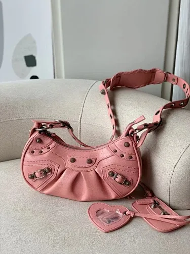 All categories Official website "Brand Women's Bags" Women's Bags 💙 BALENCIAGA Fine imitation BALENCIAGA, high imitation BALENCIAGA bag, BALENCIAGA crossbody bag, 2023 official latest version BALENCIAGA armpit bag, BALENCIAGA bag factory, recommended bag, size: 25-6-14C