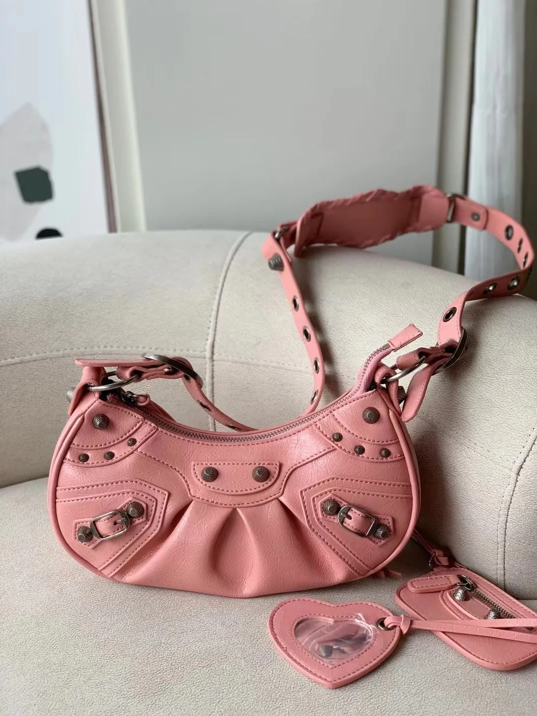 All categories Official website "Brand Women's Bags" Women's Bags 💙 BALENCIAGA Fine imitation BALENCIAGA, high imitation BALENCIAGA bag, BALENCIAGA crossbody bag, 2023 official latest version BALENCIAGA armpit bag, BALENCIAGA bag factory, recommended bag, size: 25-6-14C