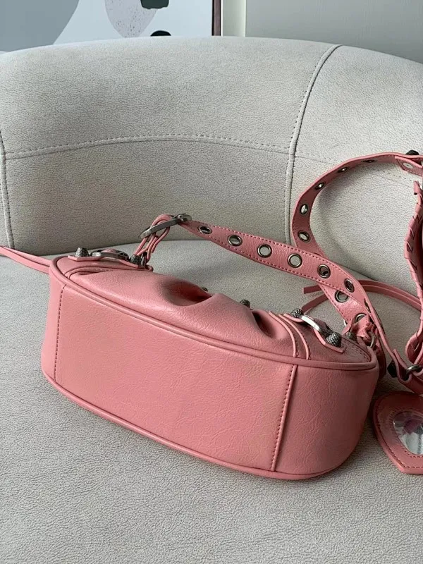 All categories Official website "Brand Women's Bags" Women's Bags 💙 BALENCIAGA Fine imitation BALENCIAGA, high imitation BALENCIAGA bag, BALENCIAGA crossbody bag, 2023 official latest version BALENCIAGA armpit bag, BALENCIAGA bag factory, recommended bag, size: 25-6-14C