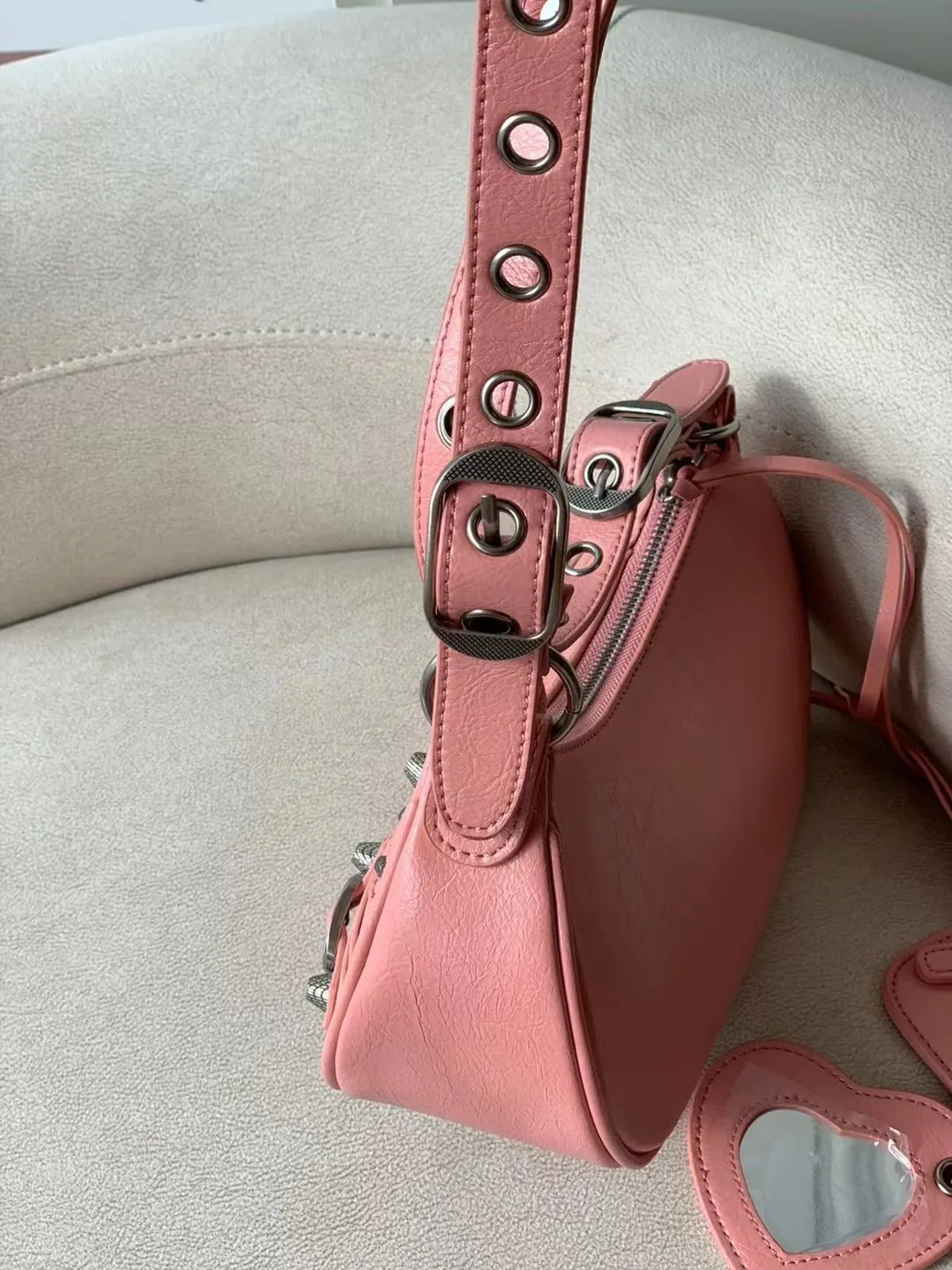 All categories Official website "Brand Women's Bags" Women's Bags 💙 BALENCIAGA Fine imitation BALENCIAGA, high imitation BALENCIAGA bag, BALENCIAGA crossbody bag, 2023 official latest version BALENCIAGA armpit bag, BALENCIAGA bag factory, recommended bag, size: 25-6-14C