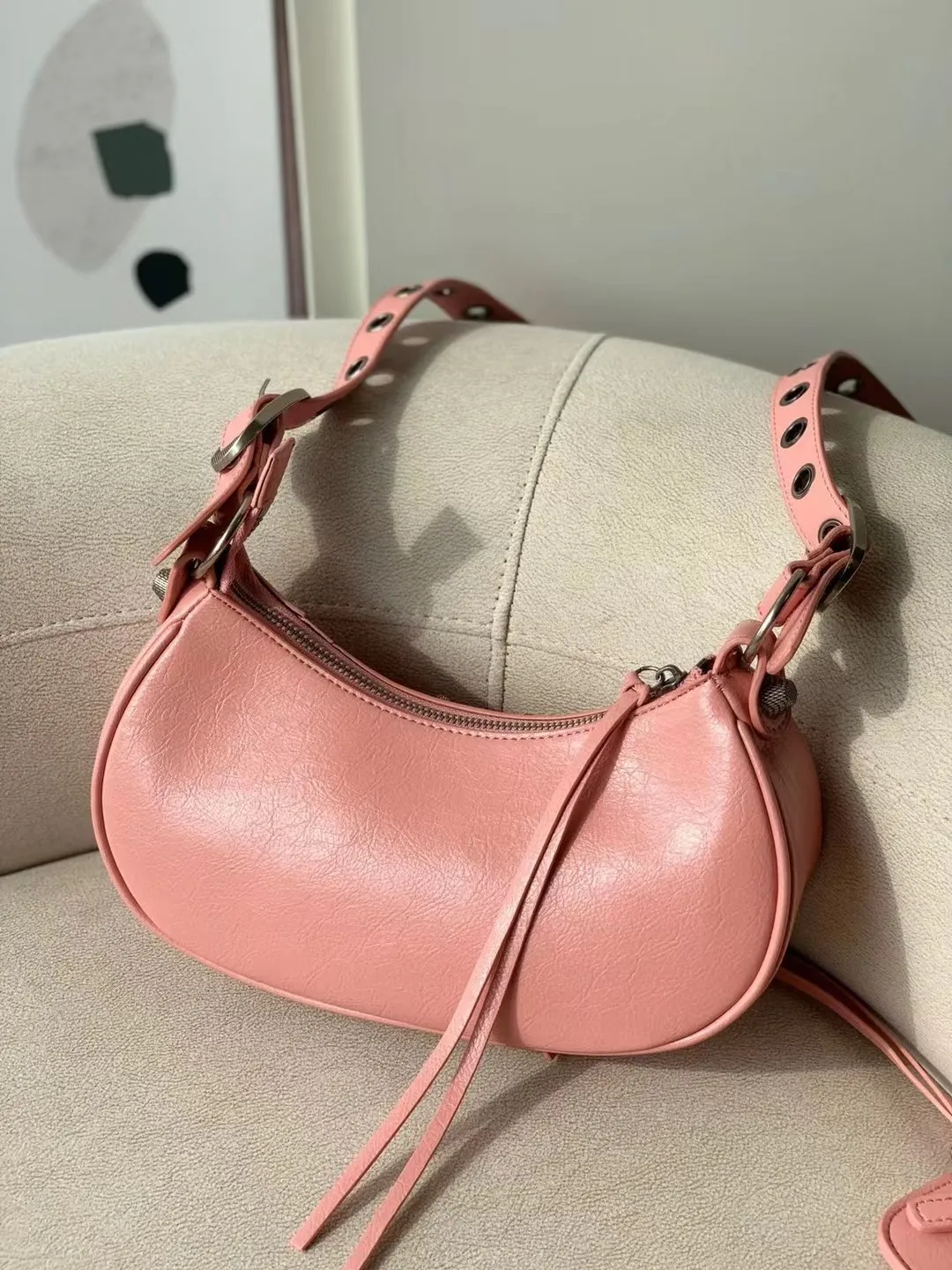 All categories Official website "Brand Women's Bags" Women's Bags 💙 BALENCIAGA Fine imitation BALENCIAGA, high imitation BALENCIAGA bag, BALENCIAGA crossbody bag, 2023 official latest version BALENCIAGA armpit bag, BALENCIAGA bag factory, recommended bag, size: 25-6-14C