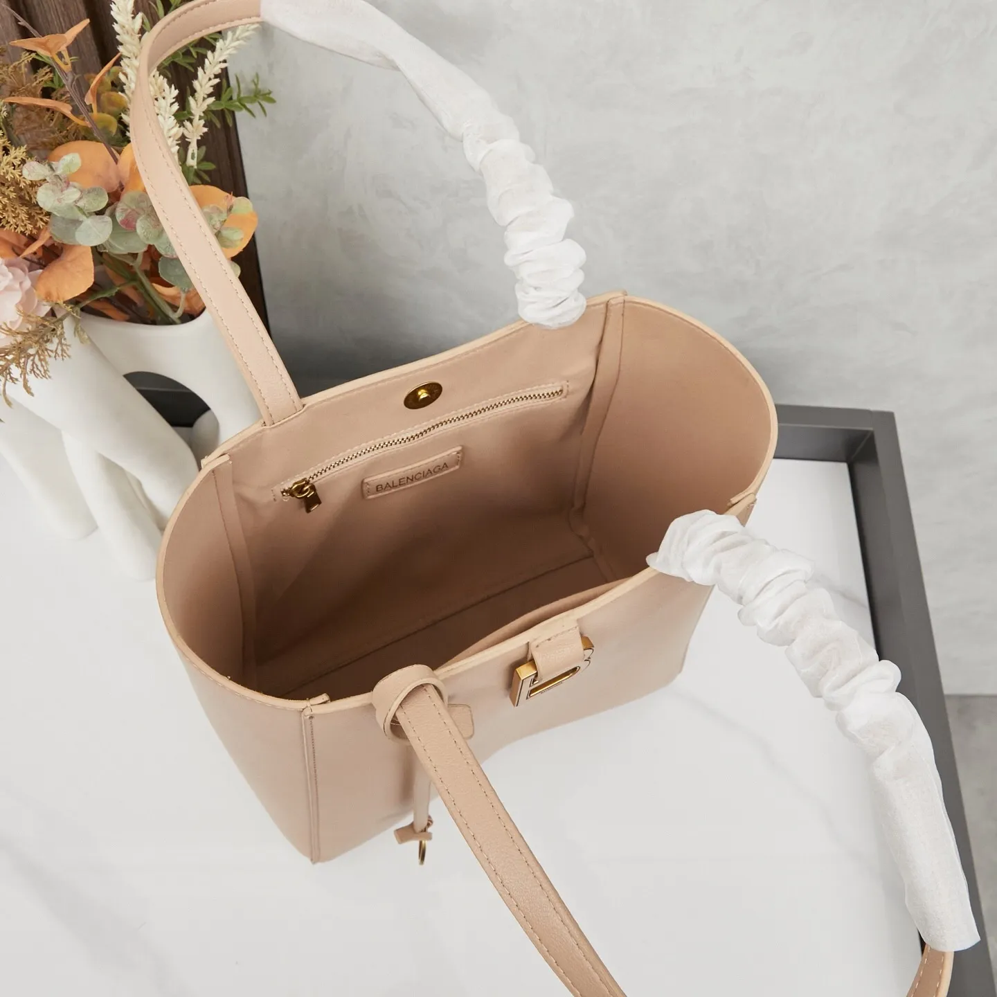 All Categories Official Website "Brand Women's Bags" Women's Bags 💙 BALENCIAGA 2025 Official Website New Balenciaga Crossbody Bag