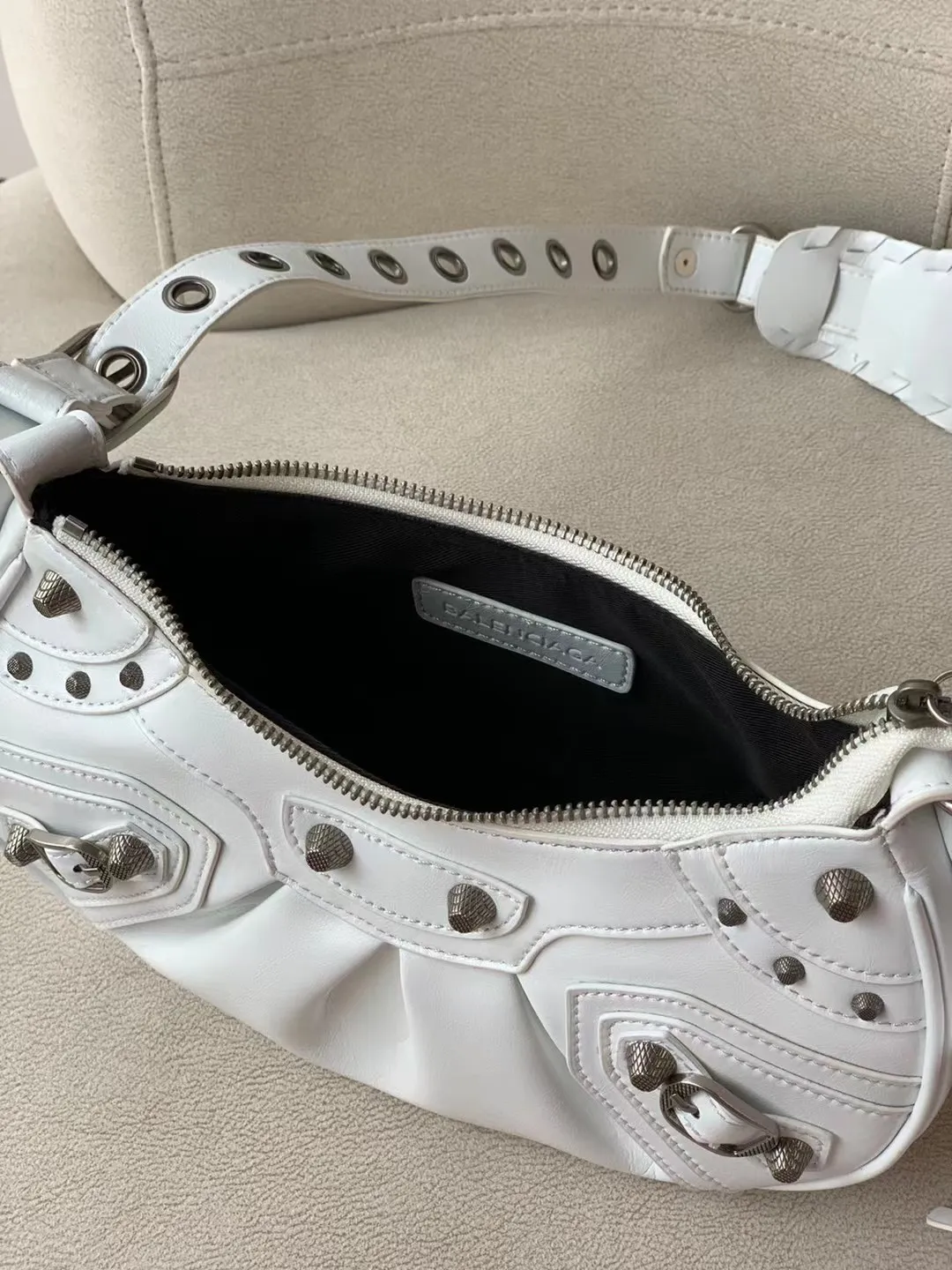 All categories Official website "Brand Women's Bags" Women's Bags 💙 BALENCIAGA Fine imitation BALENCIAGA, high imitation BALENCIAGA bag, BALENCIAGA crossbody bag, 2023 official latest version BALENCIAGA armpit bag, BALENCIAGA bag factory, recommended bag, size: 25-6-14C