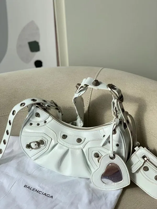 All categories Official website "Brand Women's Bags" Women's Bags 💙 BALENCIAGA Fine imitation BALENCIAGA, high imitation BALENCIAGA bag, BALENCIAGA crossbody bag, 2023 official latest version BALENCIAGA armpit bag, BALENCIAGA bag factory, recommended bag, size: 25-6-14C