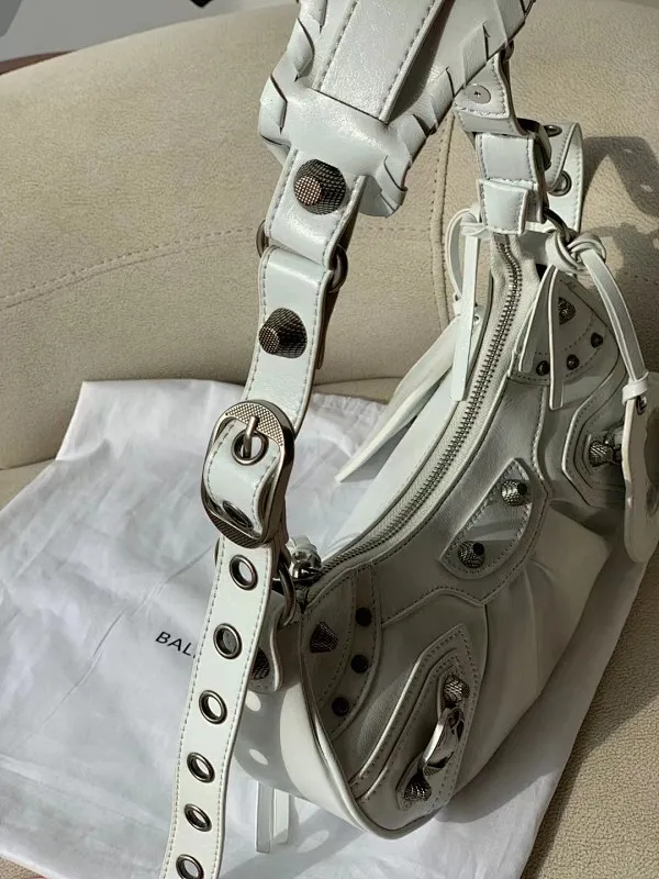 All categories Official website "Brand Women's Bags" Women's Bags 💙 BALENCIAGA Fine imitation BALENCIAGA, high imitation BALENCIAGA bag, BALENCIAGA crossbody bag, 2023 official latest version BALENCIAGA armpit bag, BALENCIAGA bag factory, recommended bag, size: 25-6-14C