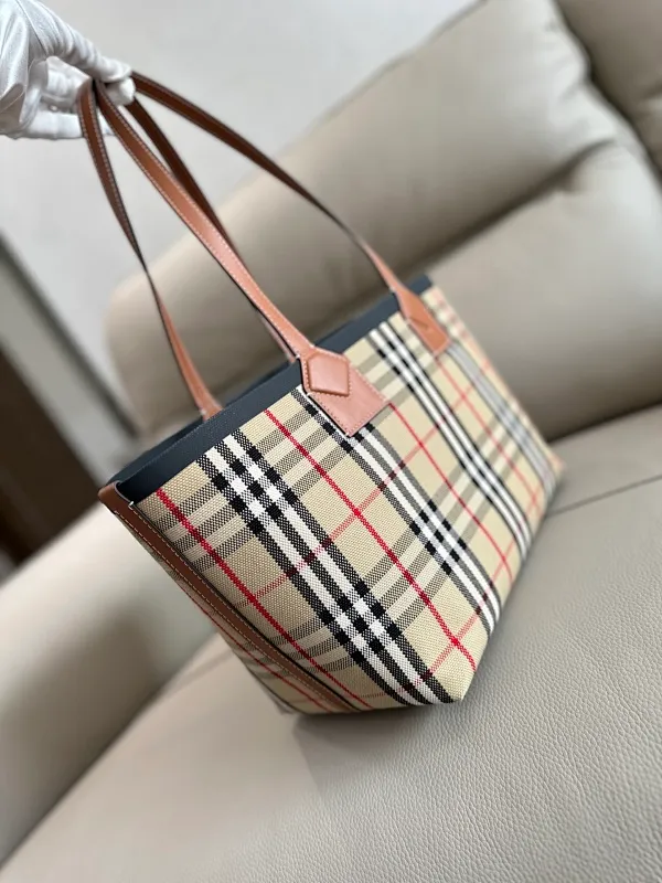All categories Burberry women's bags (Burberry) Burberry 8411