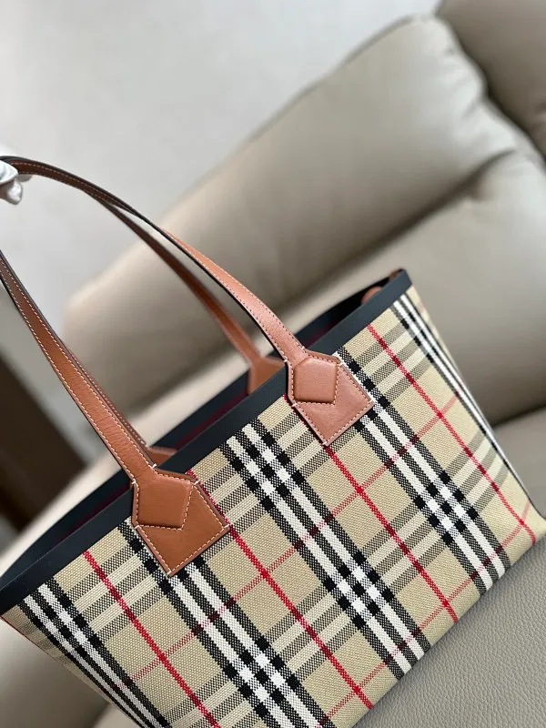 All categories Burberry women's bags (Burberry) Burberry 8411