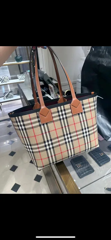 All categories Burberry women's bags (Burberry) Burberry 8411