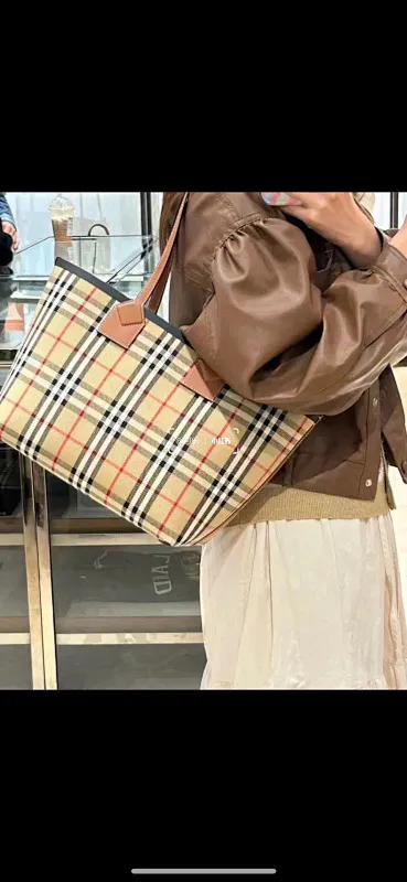 All categories Burberry women's bags (Burberry) Burberry 8411