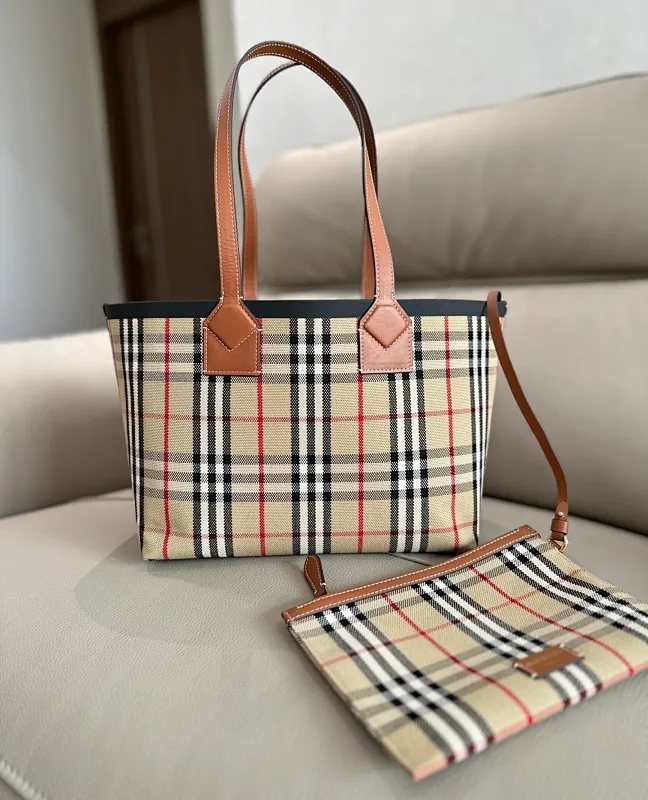 All categories Burberry women's bags (Burberry) Burberry 8411