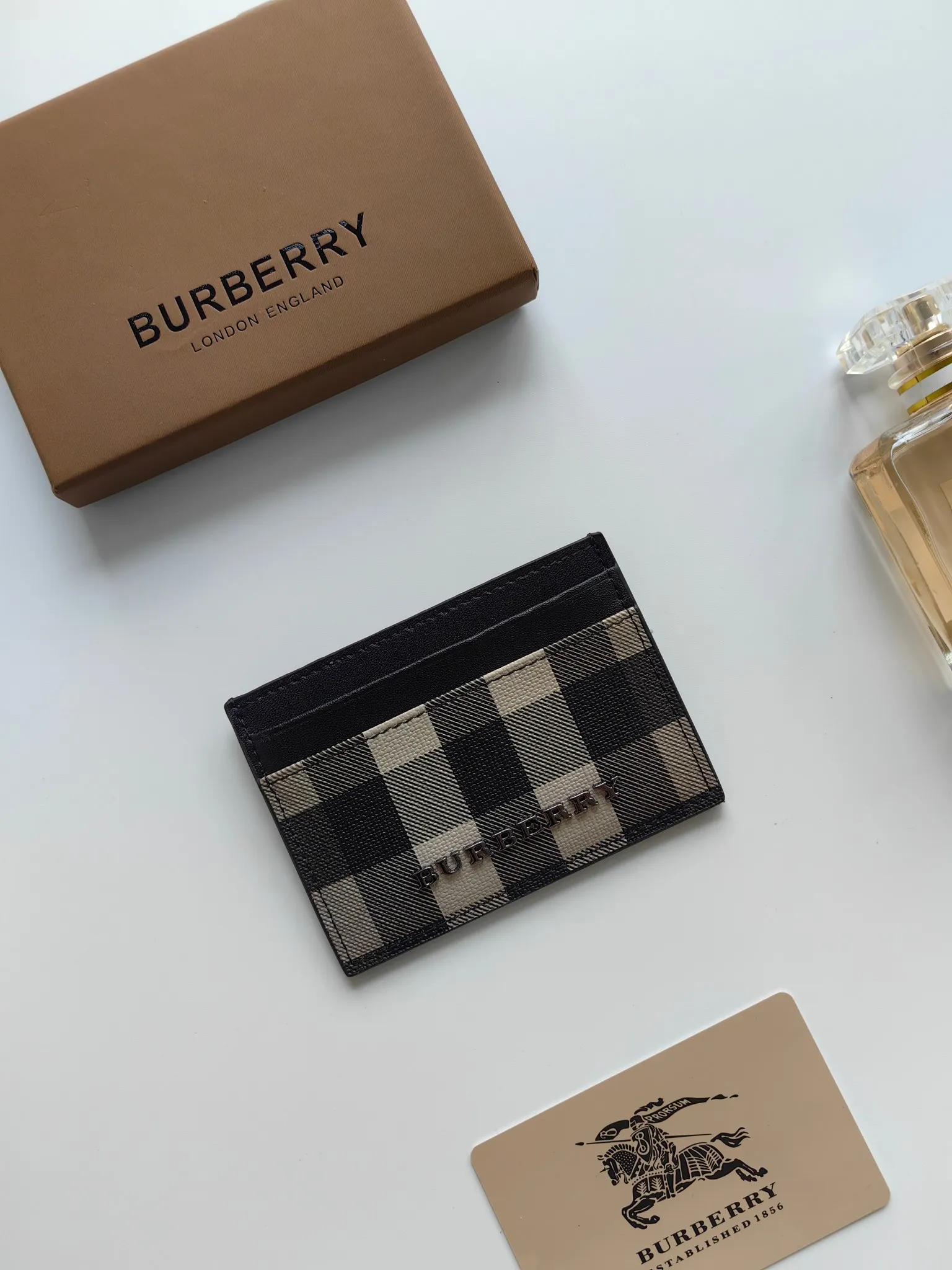 ￥90 Burberry's new card holder, decorated with brand logo design, selected plaid and cowhide materials to create a refined style. Style number: 8054 Size: 10*7.5cm