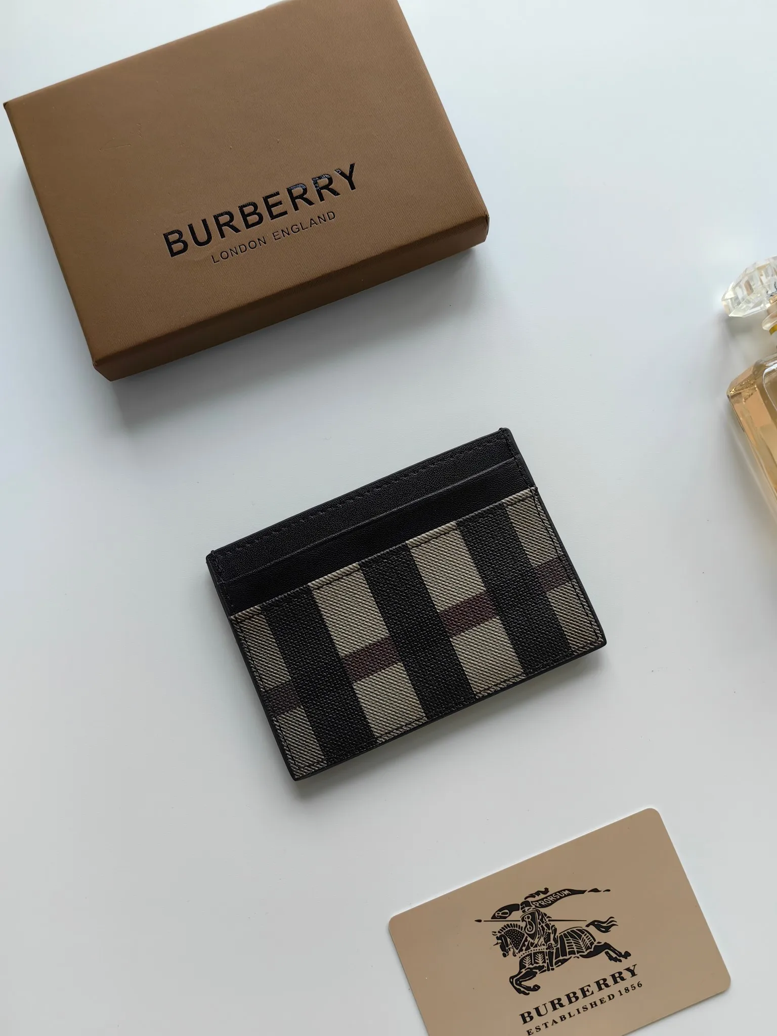 ￥90 Burberry's new card holder, decorated with brand logo design, selected plaid and cowhide materials to create a refined style. Style number: 8054 Size: 10*7.5cm