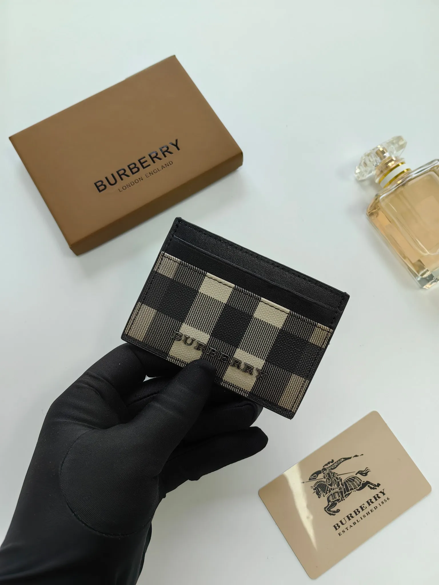 ￥90 Burberry's new card holder, decorated with brand logo design, selected plaid and cowhide materials to create a refined style. Style number: 8054 Size: 10*7.5cm