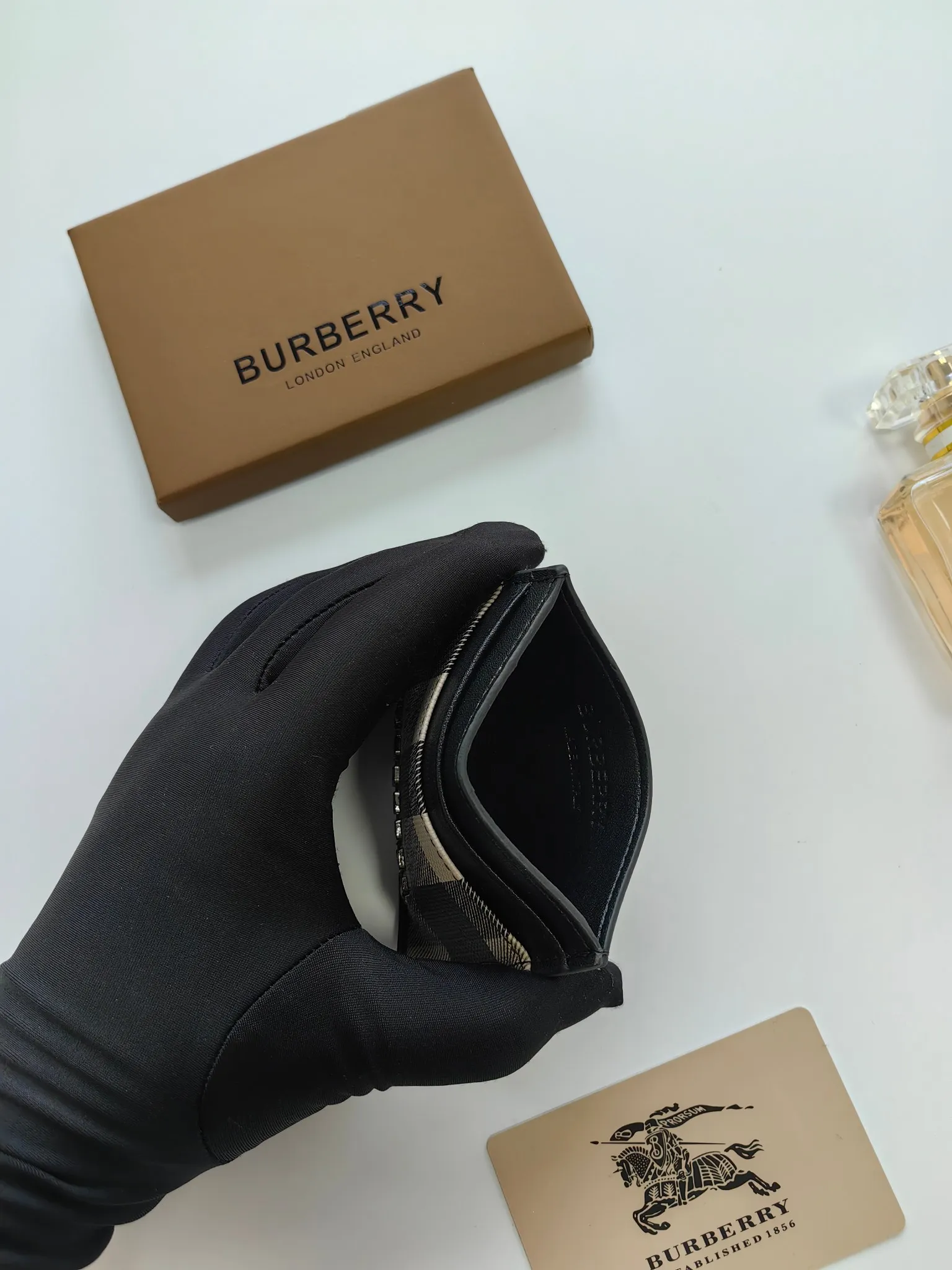 ￥90 Burberry's new card holder, decorated with brand logo design, selected plaid and cowhide materials to create a refined style. Style number: 8054 Size: 10*7.5cm
