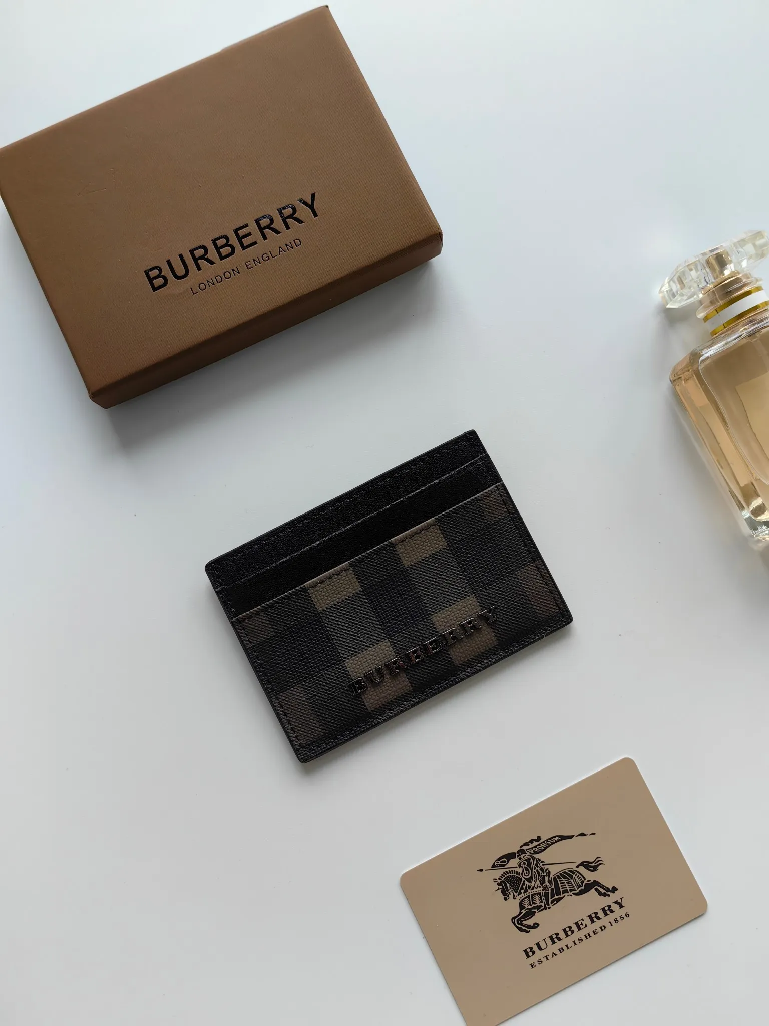 ￥90 Burberry's new card holder, decorated with brand logo design, selected plaid and cowhide materials to create a refined style. Style number: 8054 Size: 10*7.5cm