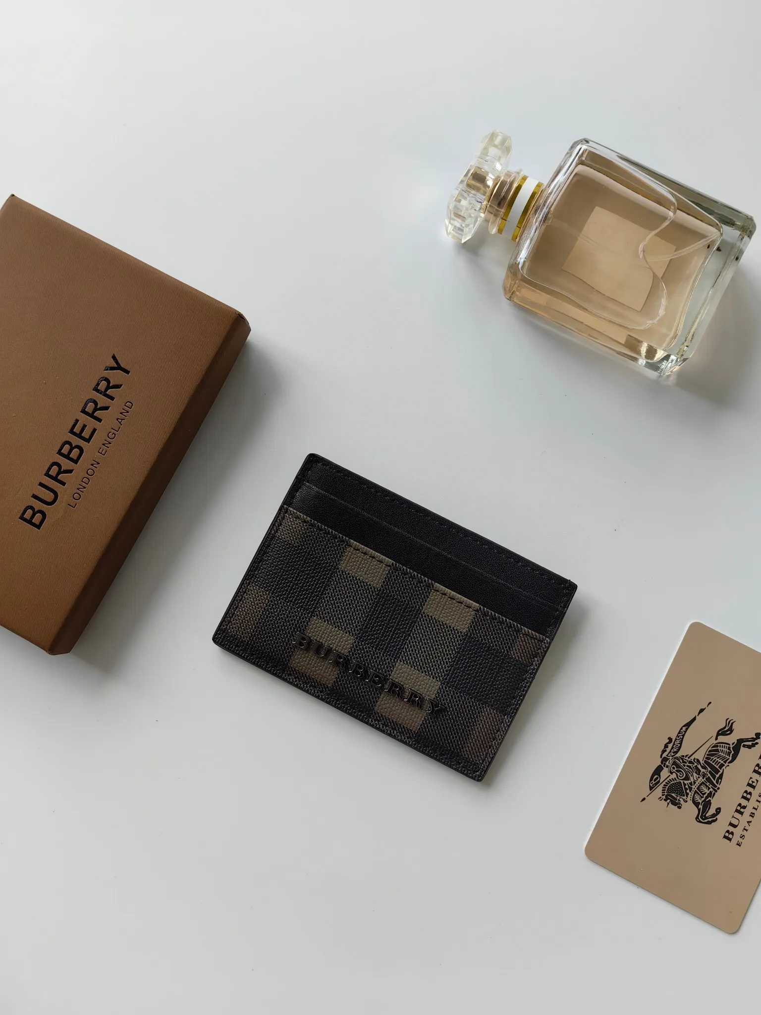 ￥90 Burberry's new card holder, decorated with brand logo design, selected plaid and cowhide materials to create a refined style. Style number: 8054 Size: 10*7.5cm