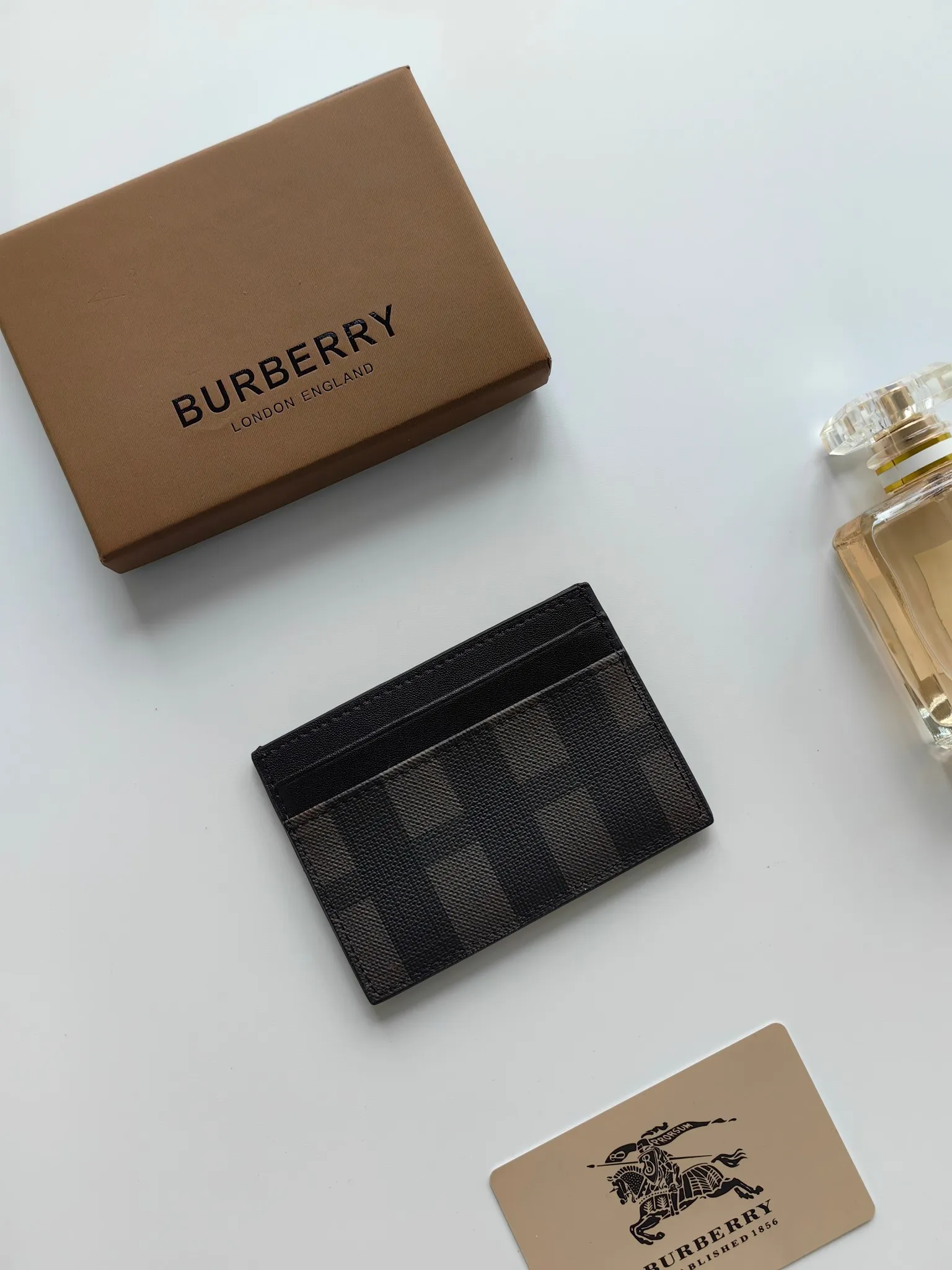 ￥90 Burberry's new card holder, decorated with brand logo design, selected plaid and cowhide materials to create a refined style. Style number: 8054 Size: 10*7.5cm