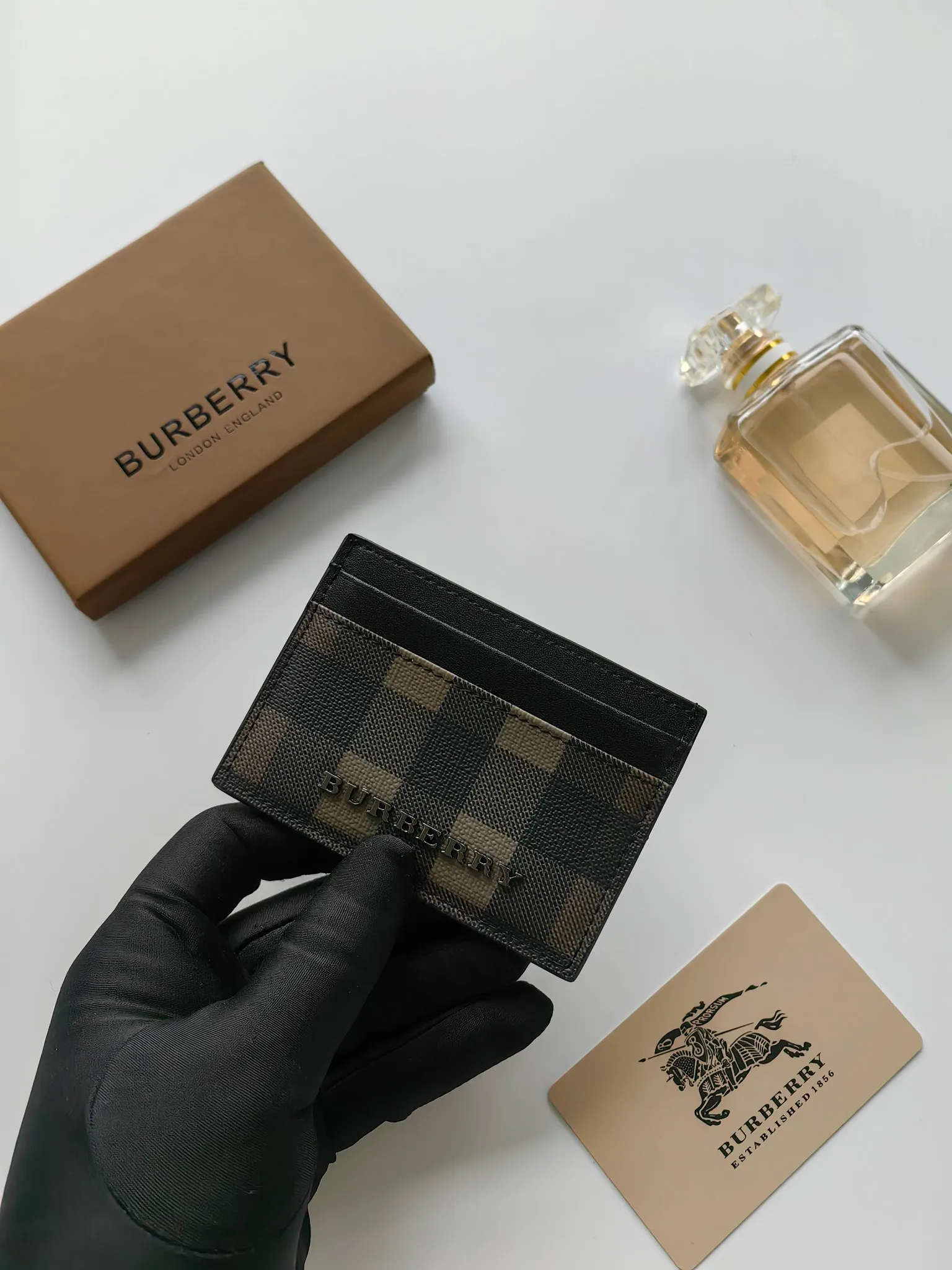 ￥90 Burberry's new card holder, decorated with brand logo design, selected plaid and cowhide materials to create a refined style. Style number: 8054 Size: 10*7.5cm