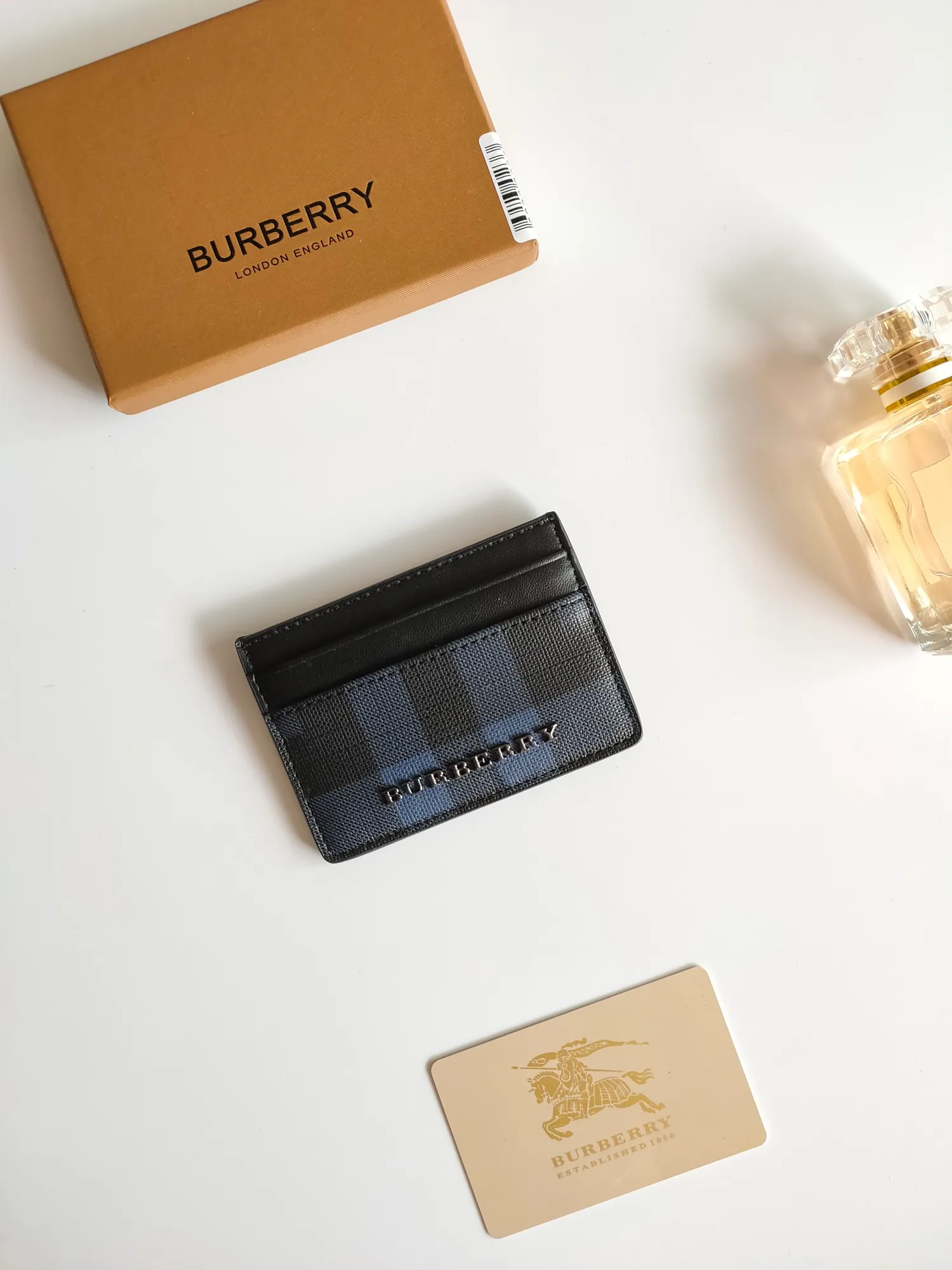 ￥90 Burberry's new card holder, decorated with brand logo design, selected plaid and cowhide materials to create a refined style. Style number: 8054 Size: 10*7.5cm