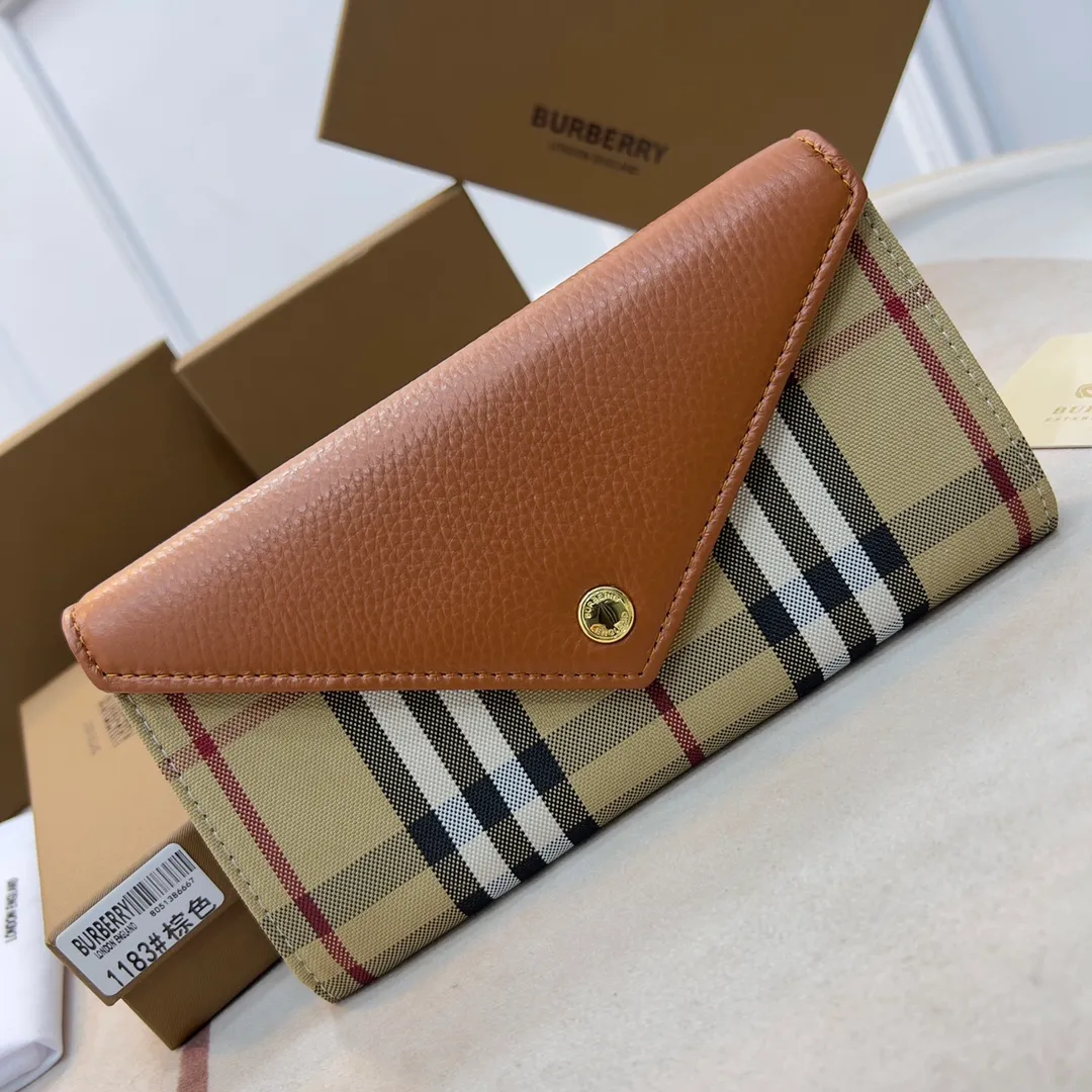 p190📯📯📯[Burberry•Burberry] original product🇮🇹~~🎉👉Slim long wallet, newly made of vintage vintage plaid and grained leather, with multiple card slots; the snap buckle is engraved with the new brand logo. Gold hardware accessories, 👍counter quality, fine workmanship 💋Real shot📷, 🆔🆔1183 brown, black size 19.5cm*3cm*10cm*.