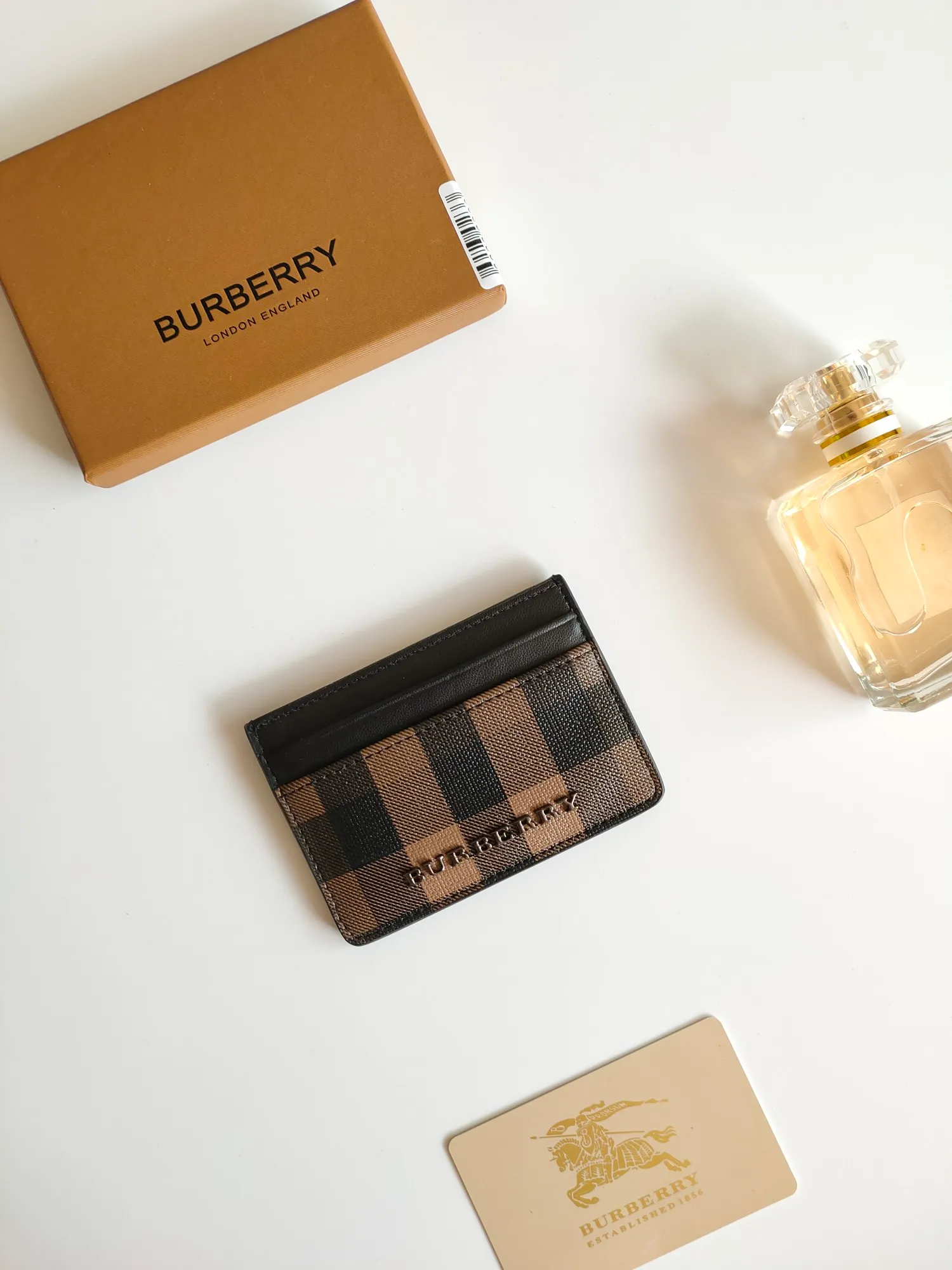 ￥90 Burberry's new card holder, decorated with brand logo design, selected plaid and cowhide materials to create a refined style. Style number: 8054 Size: 10*7.5cm
