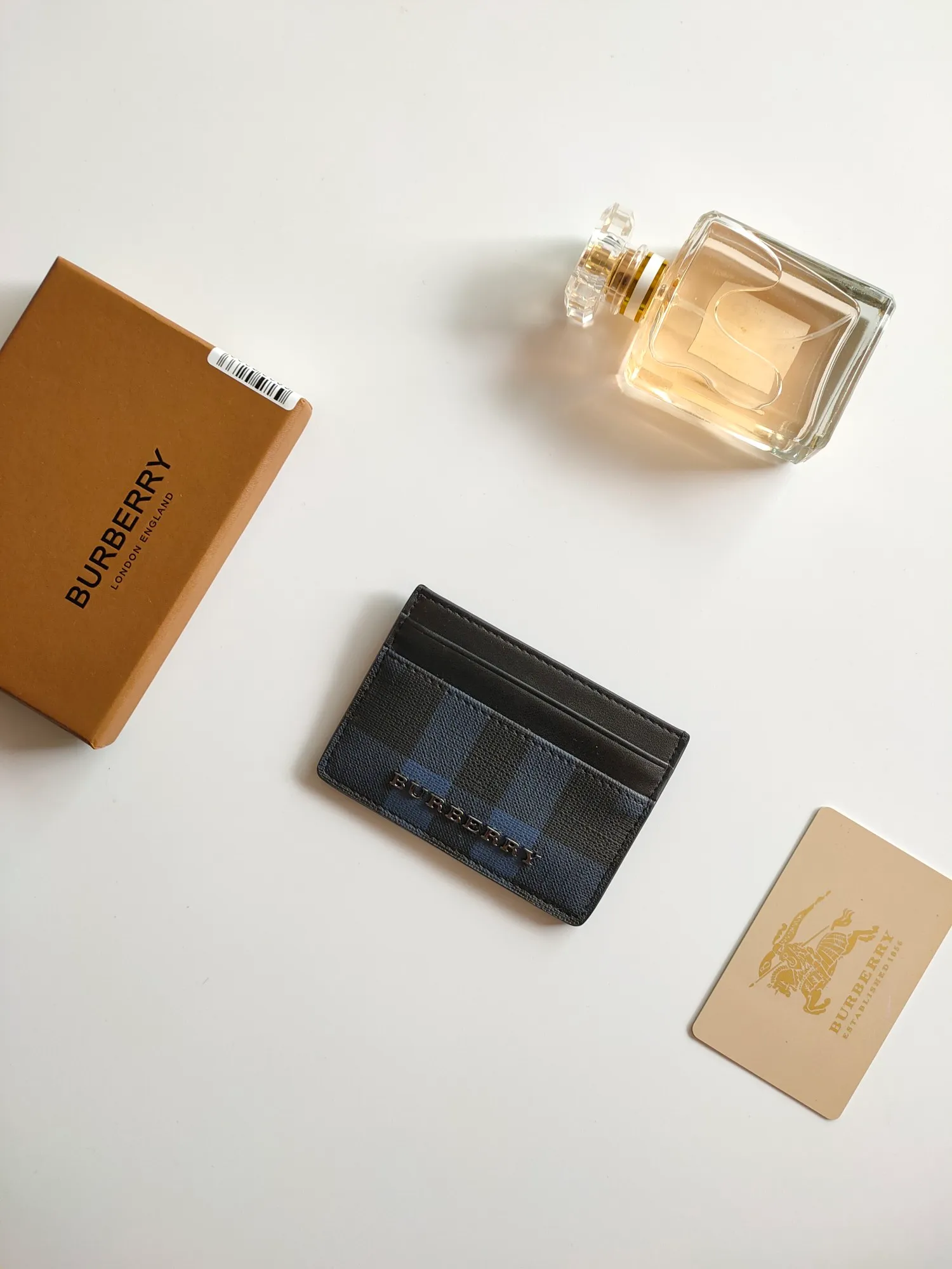 ￥90 Burberry's new card holder, decorated with brand logo design, selected plaid and cowhide materials to create a refined style. Style number: 8054 Size: 10*7.5cm