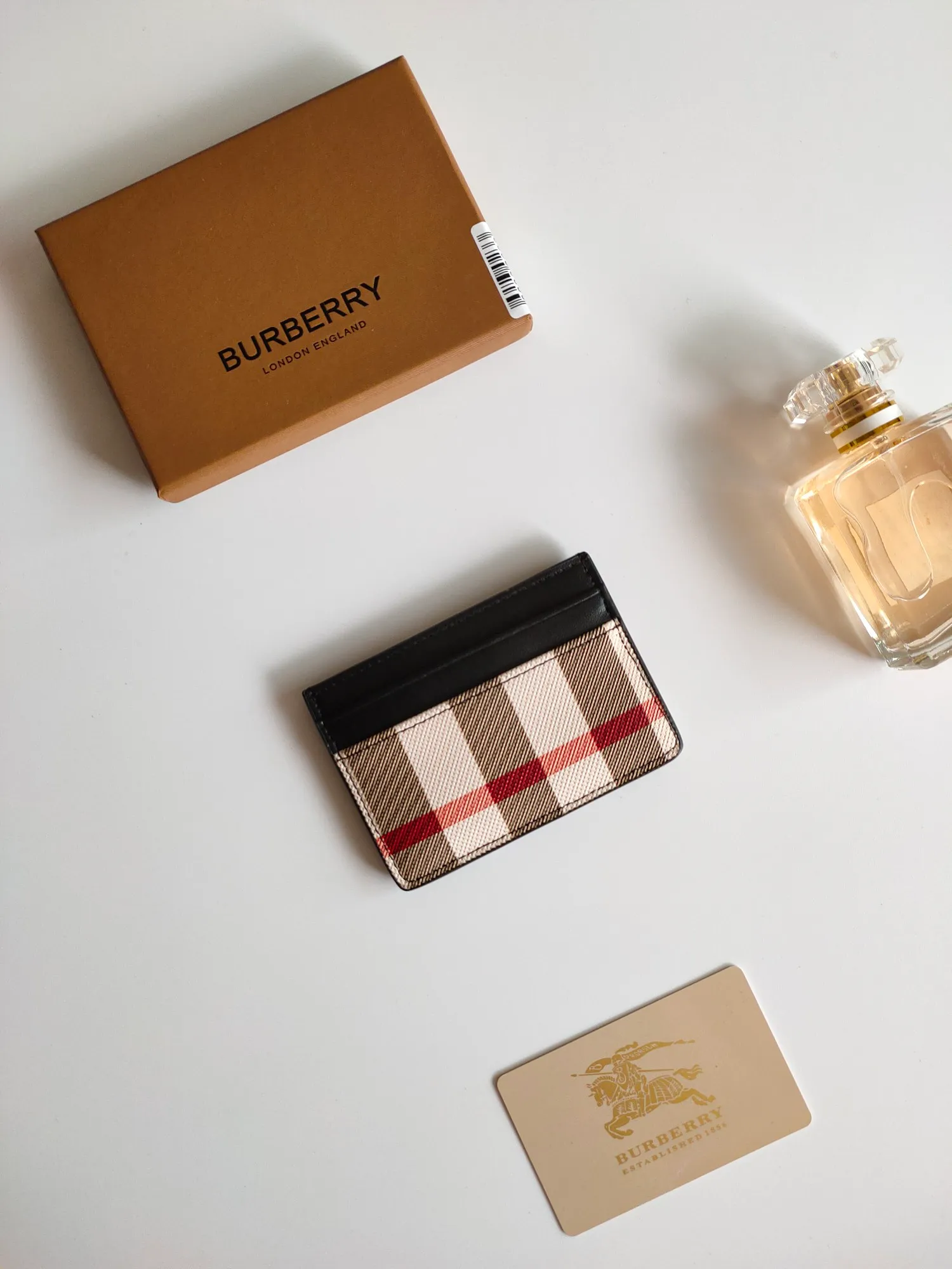 ￥90 Burberry's new card holder, decorated with brand logo design, selected plaid and cowhide materials to create a refined style. Style number: 8054 Size: 10*7.5cm