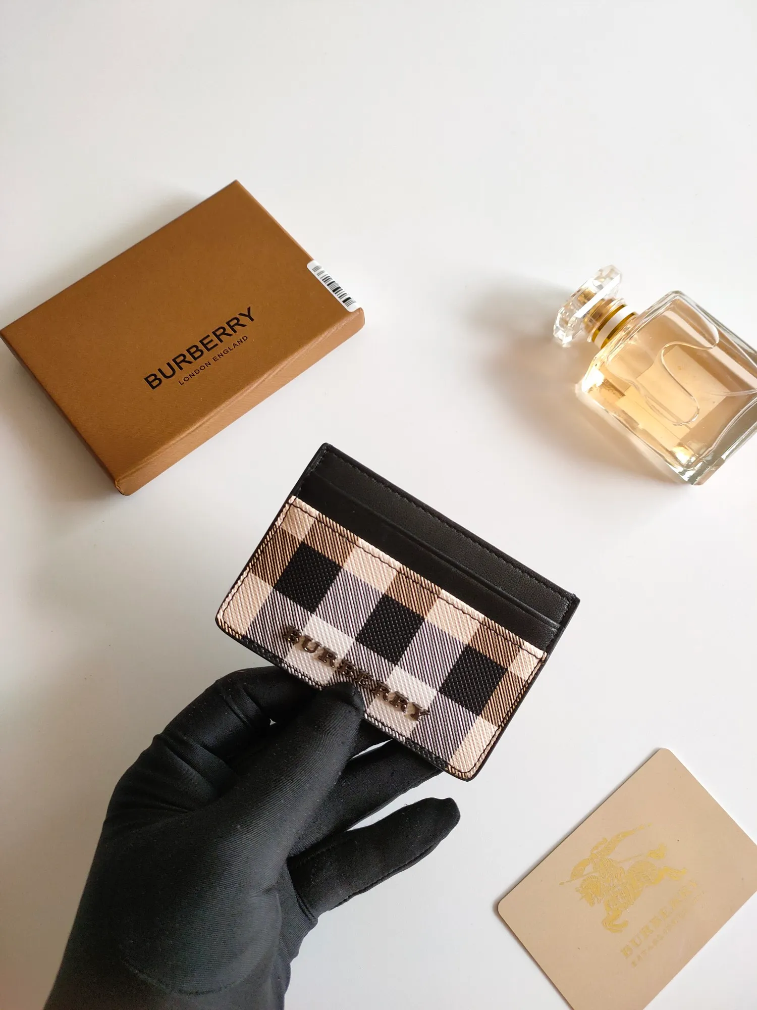￥90 Burberry's new card holder, decorated with brand logo design, selected plaid and cowhide materials to create a refined style. Style number: 8054 Size: 10*7.5cm